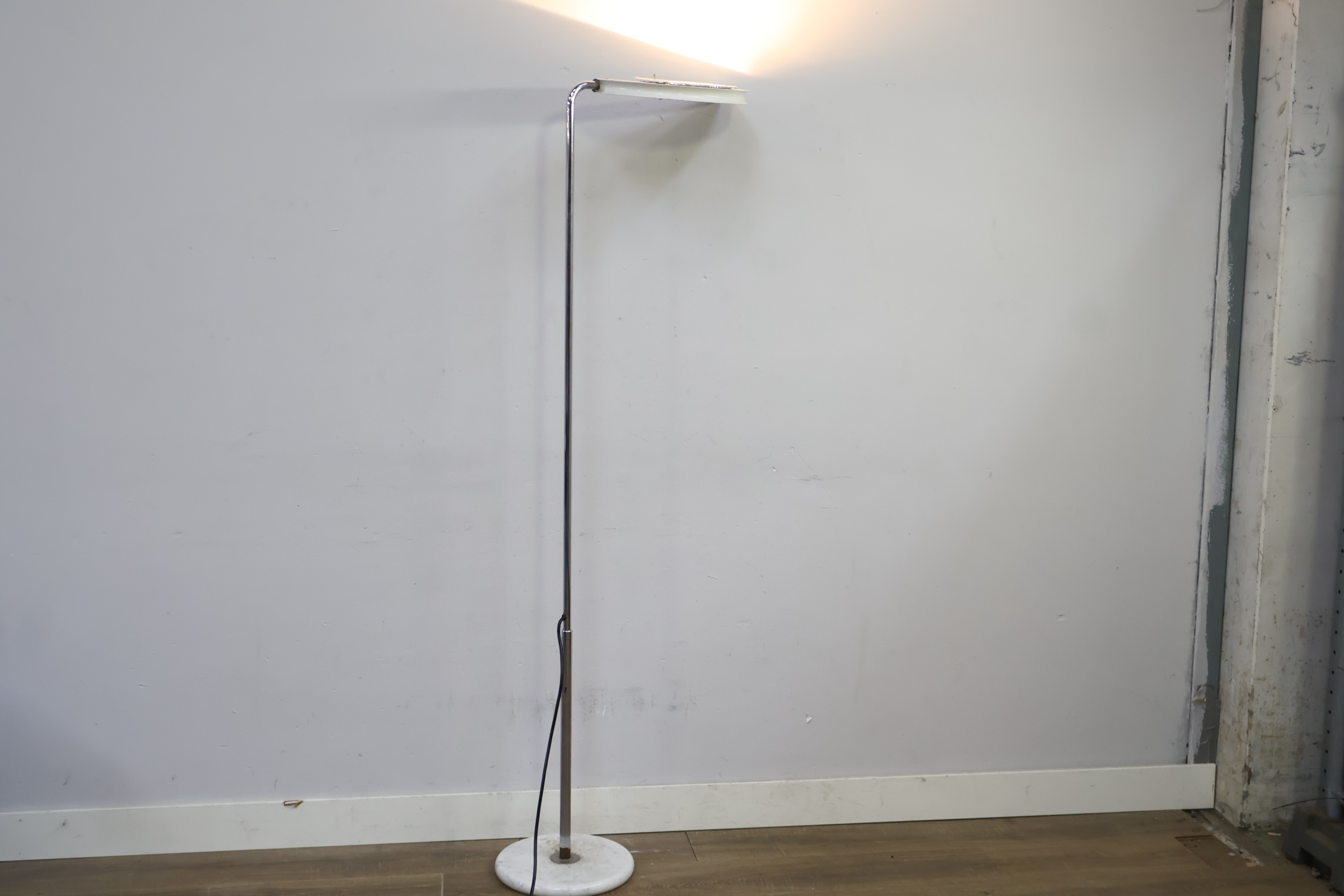 Staande vloerlamp met marmeren voet – foto 4 – kavel bij GSD Auctions, Zoeterwoude