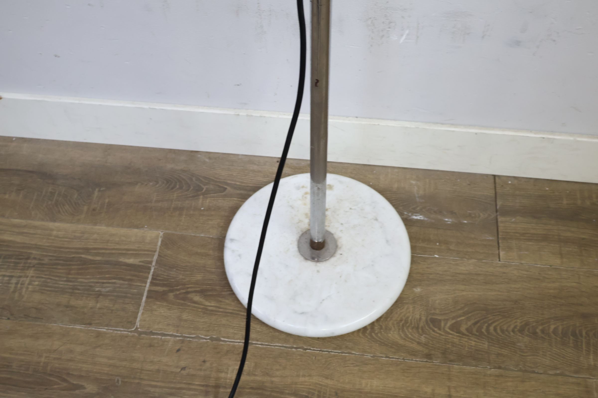 Staande vloerlamp met marmeren voet – foto 6 – kavel bij GSD Auctions, Zoeterwoude