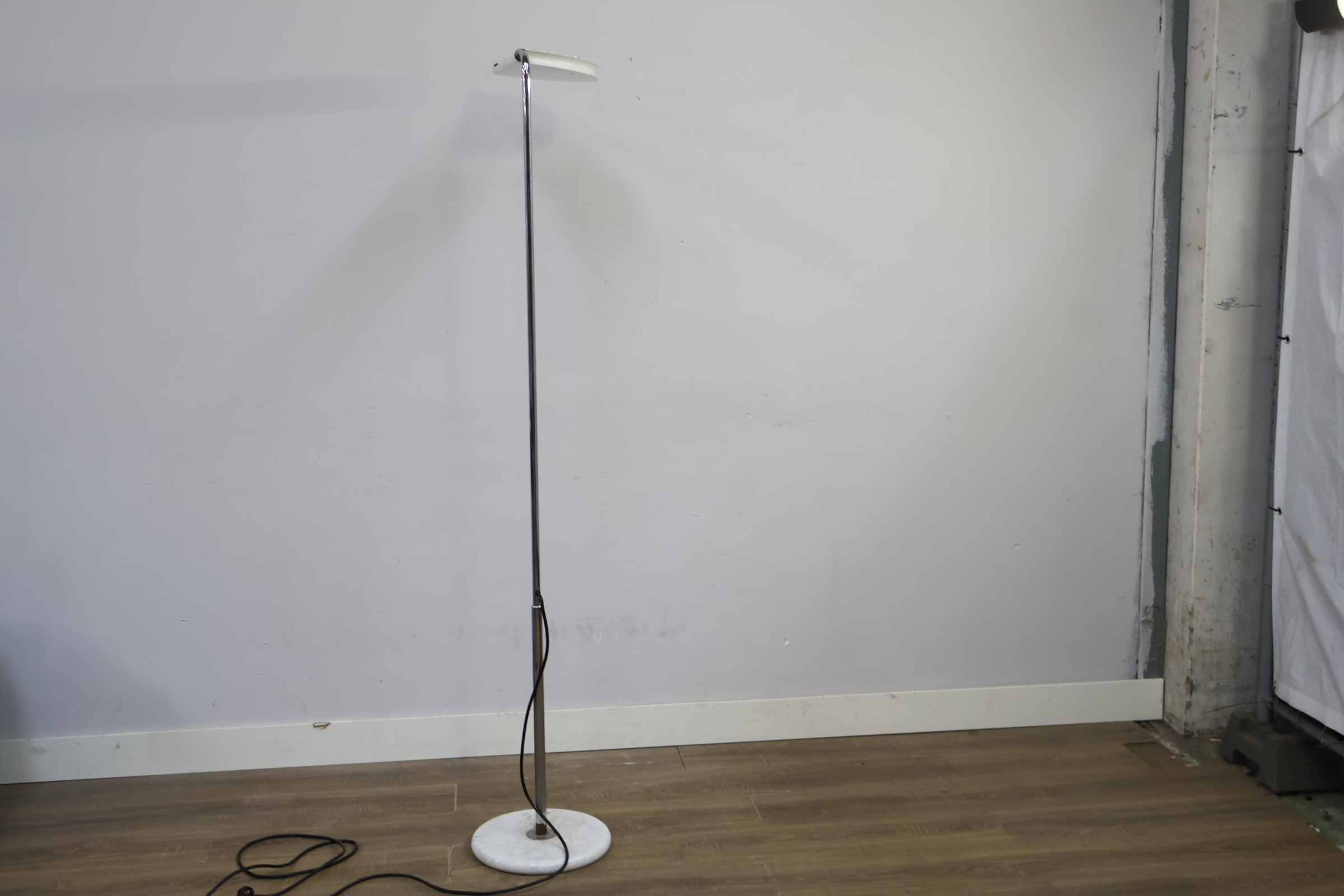 Staande vloerlamp met marmeren voet – foto 8 – kavel bij GSD Auctions, Zoeterwoude