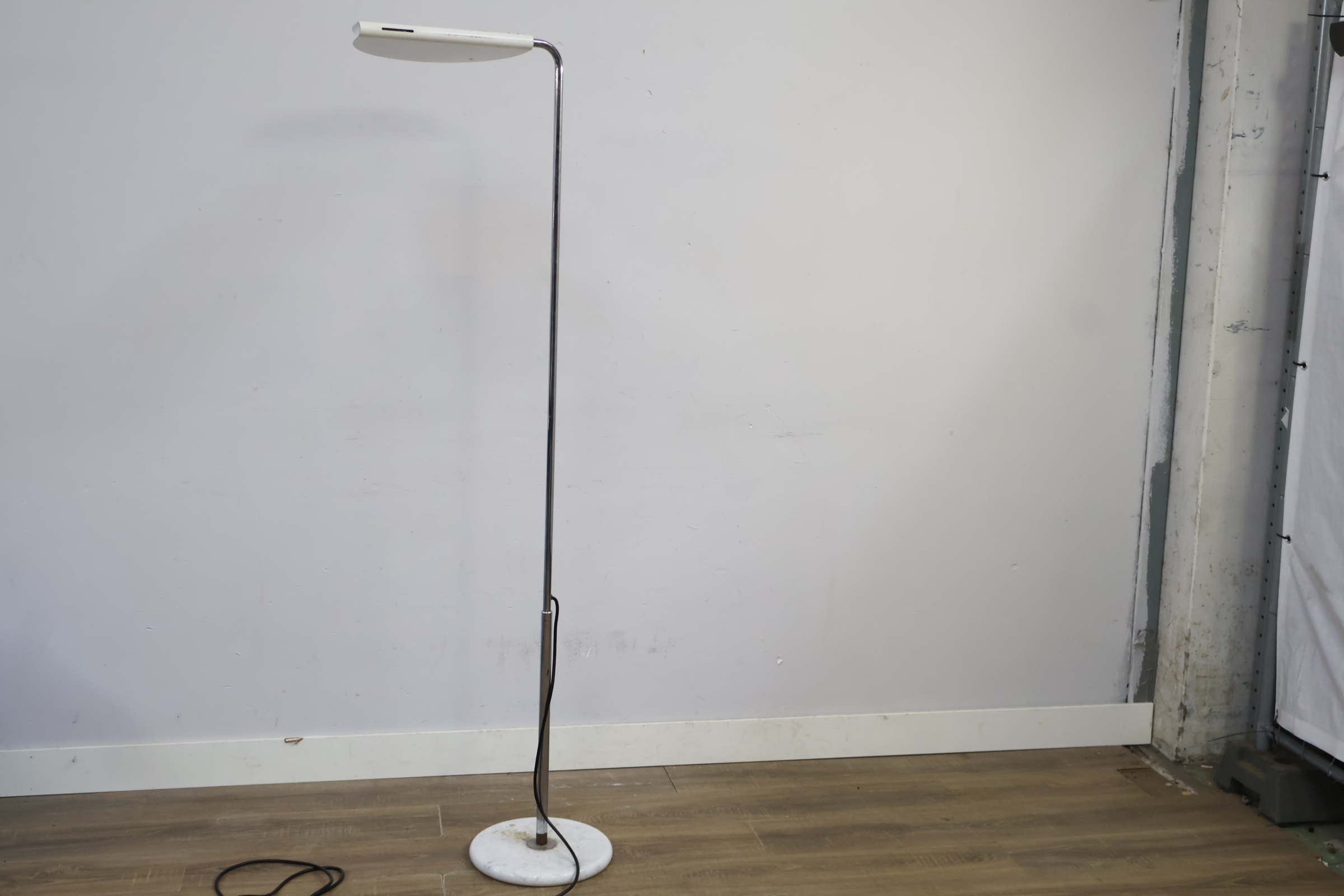 Staande vloerlamp met marmeren voet – foto 10 – kavel bij GSD Auctions, Zoeterwoude