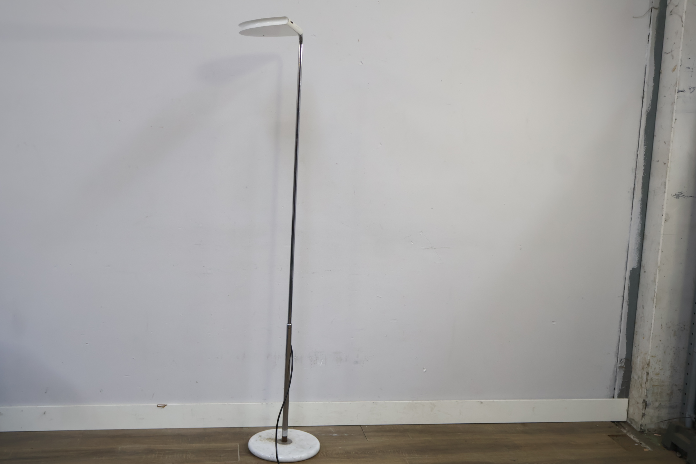 Staande vloerlamp met marmeren voet – foto 11 – kavel bij GSD Auctions, Zoeterwoude