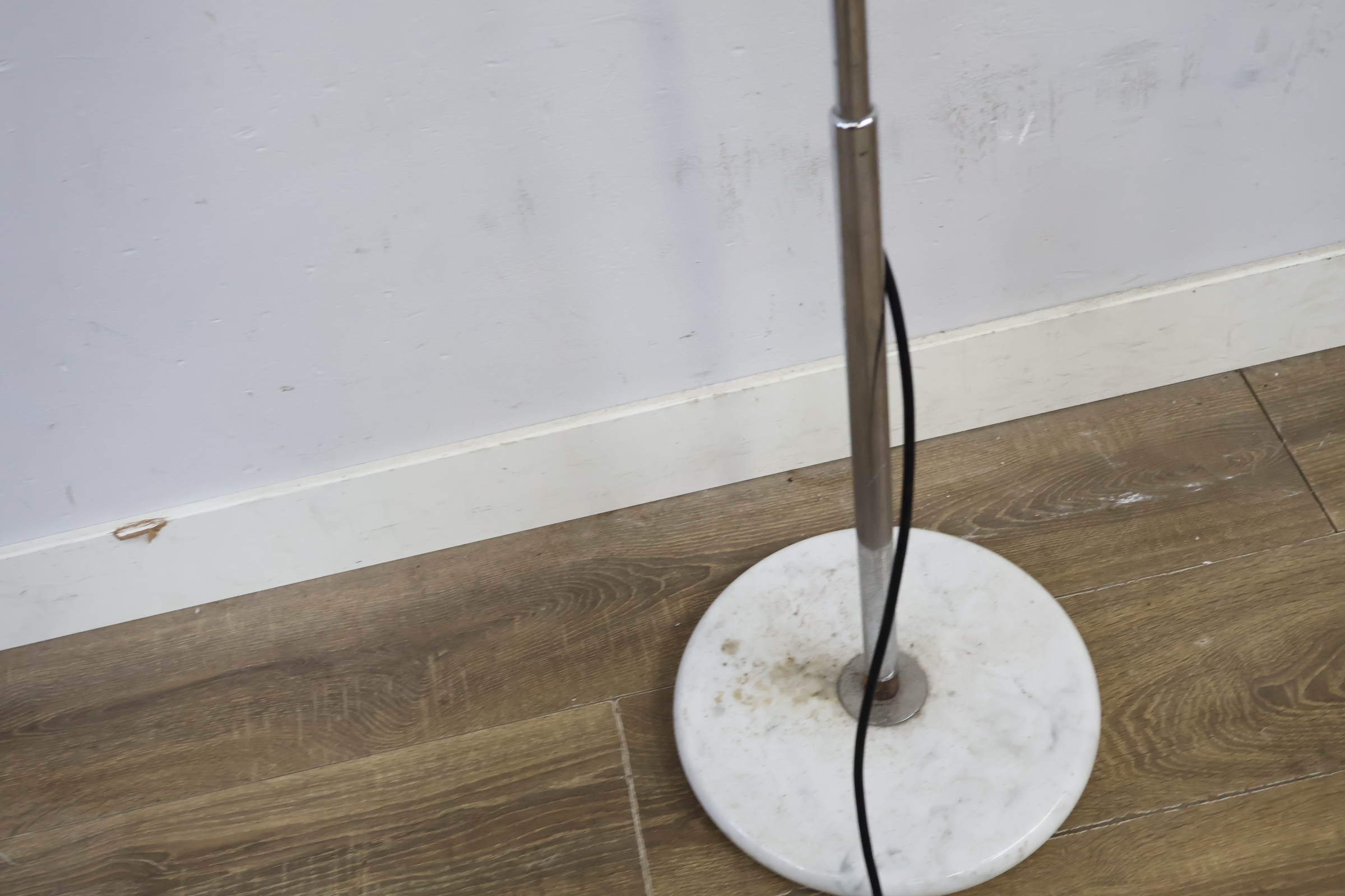 Staande vloerlamp met marmeren voet – foto 14 – kavel bij GSD Auctions, Zoeterwoude