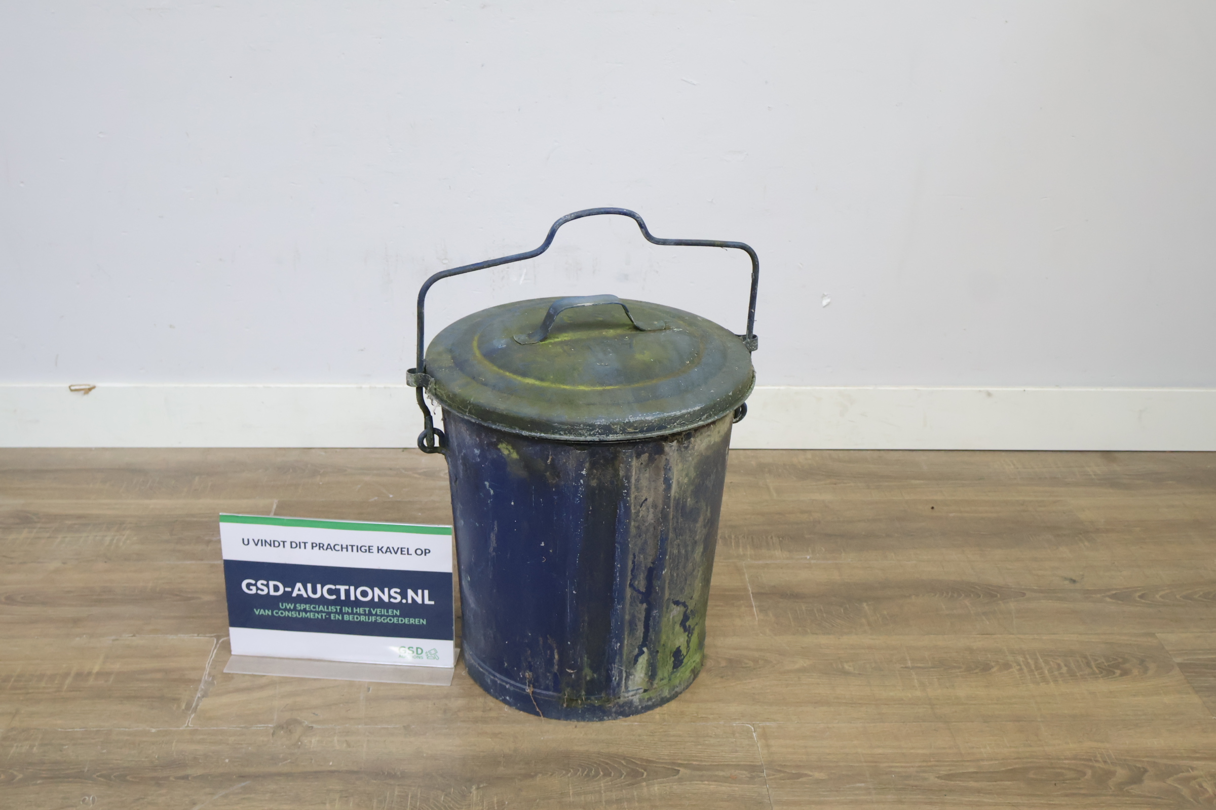 Blauwe metalen vuilnisemmer met deksel en handvat – foto 2 – kavel bij GSD Auctions, Zoeterwoude
