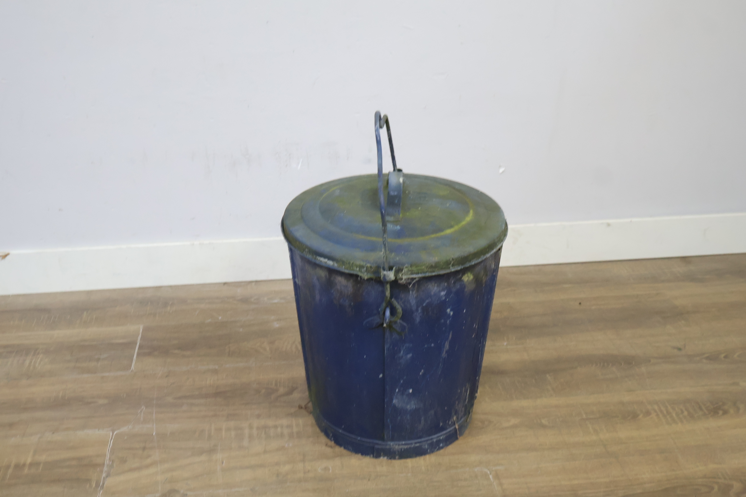 Blauwe metalen vuilnisemmer met deksel en handvat – foto 3 – kavel bij GSD Auctions, Zoeterwoude