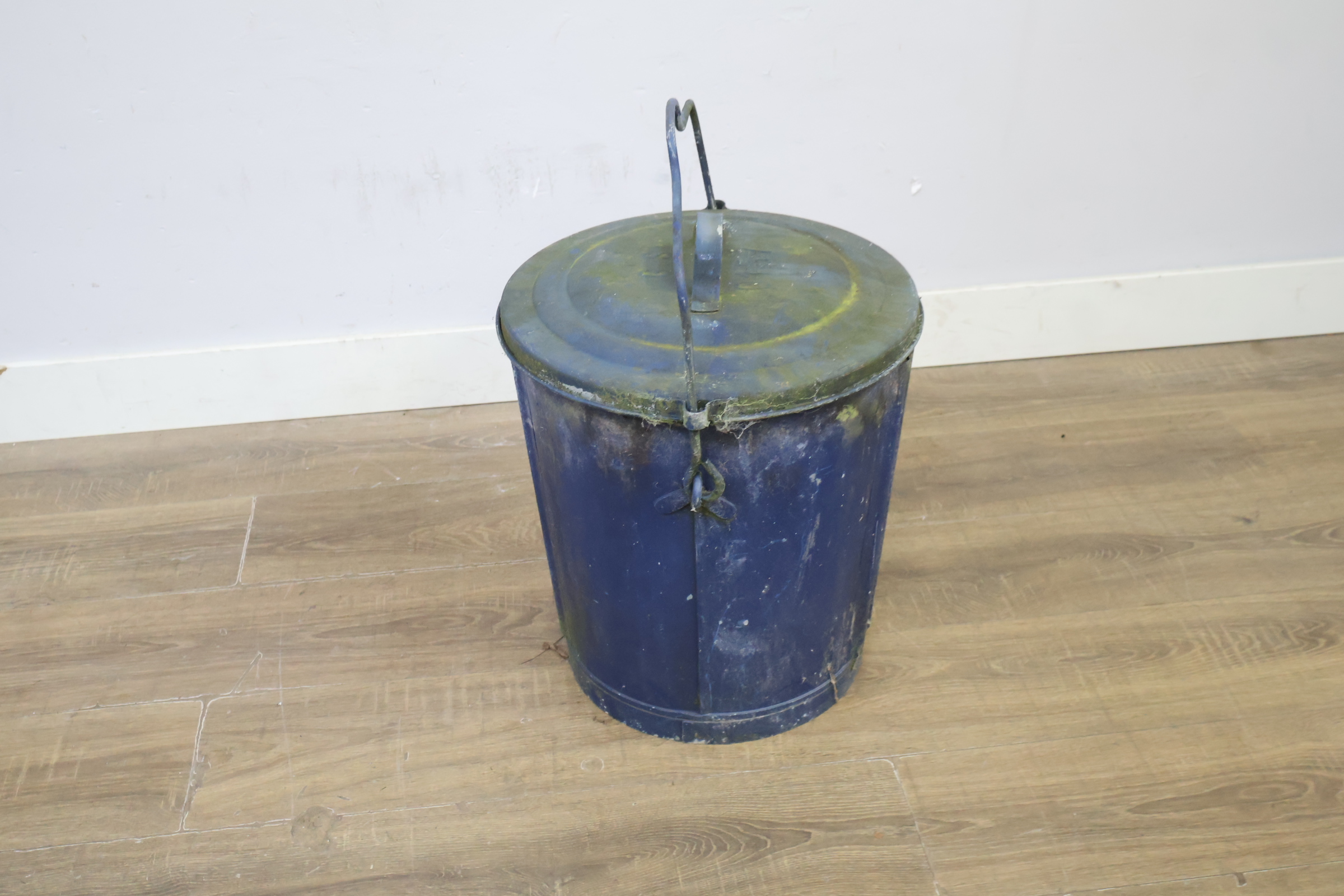 Blauwe metalen vuilnisemmer met deksel en handvat – foto 4 – kavel bij GSD Auctions, Zoeterwoude