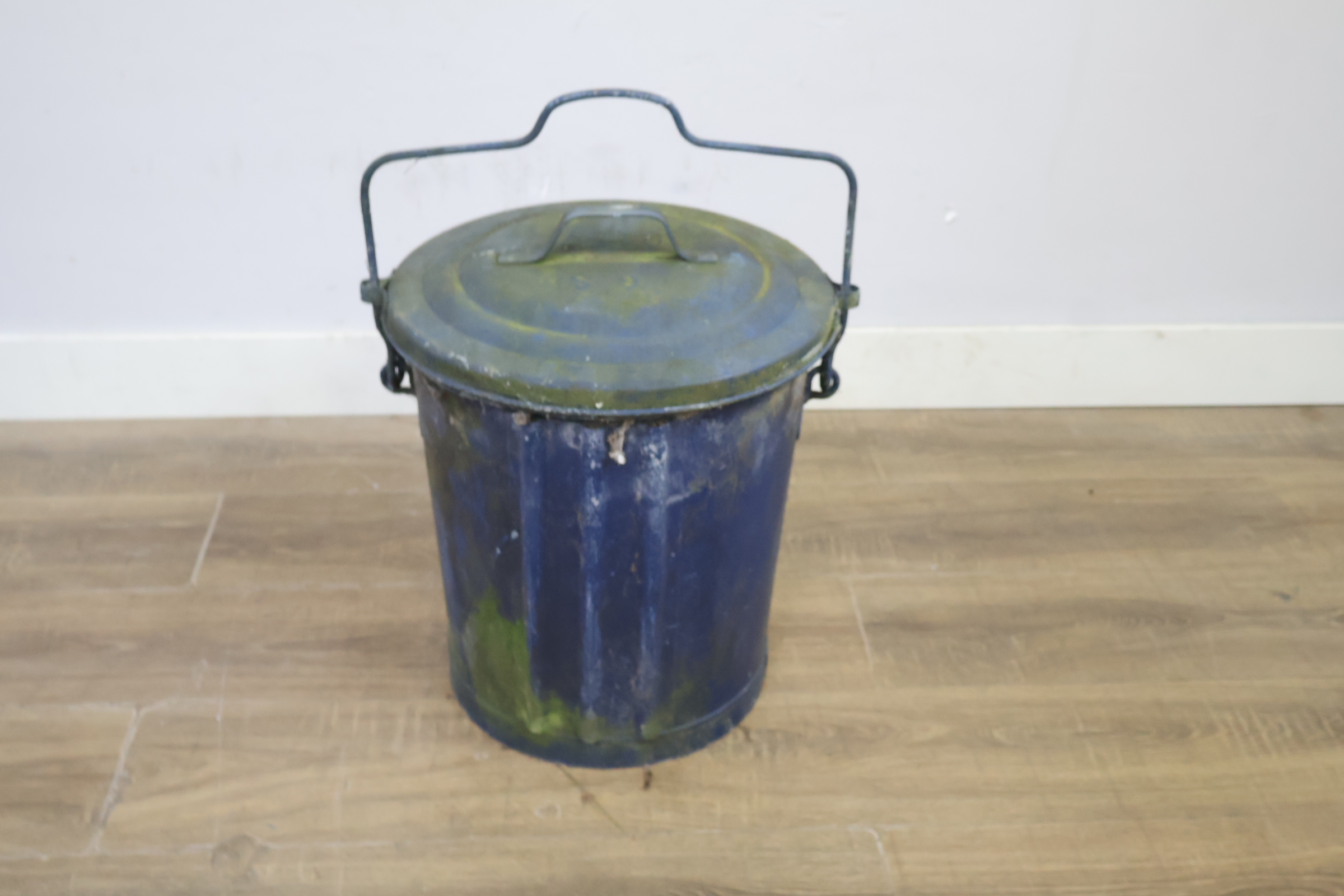Blauwe metalen vuilnisemmer met deksel en handvat – foto 5 – kavel bij GSD Auctions, Zoeterwoude