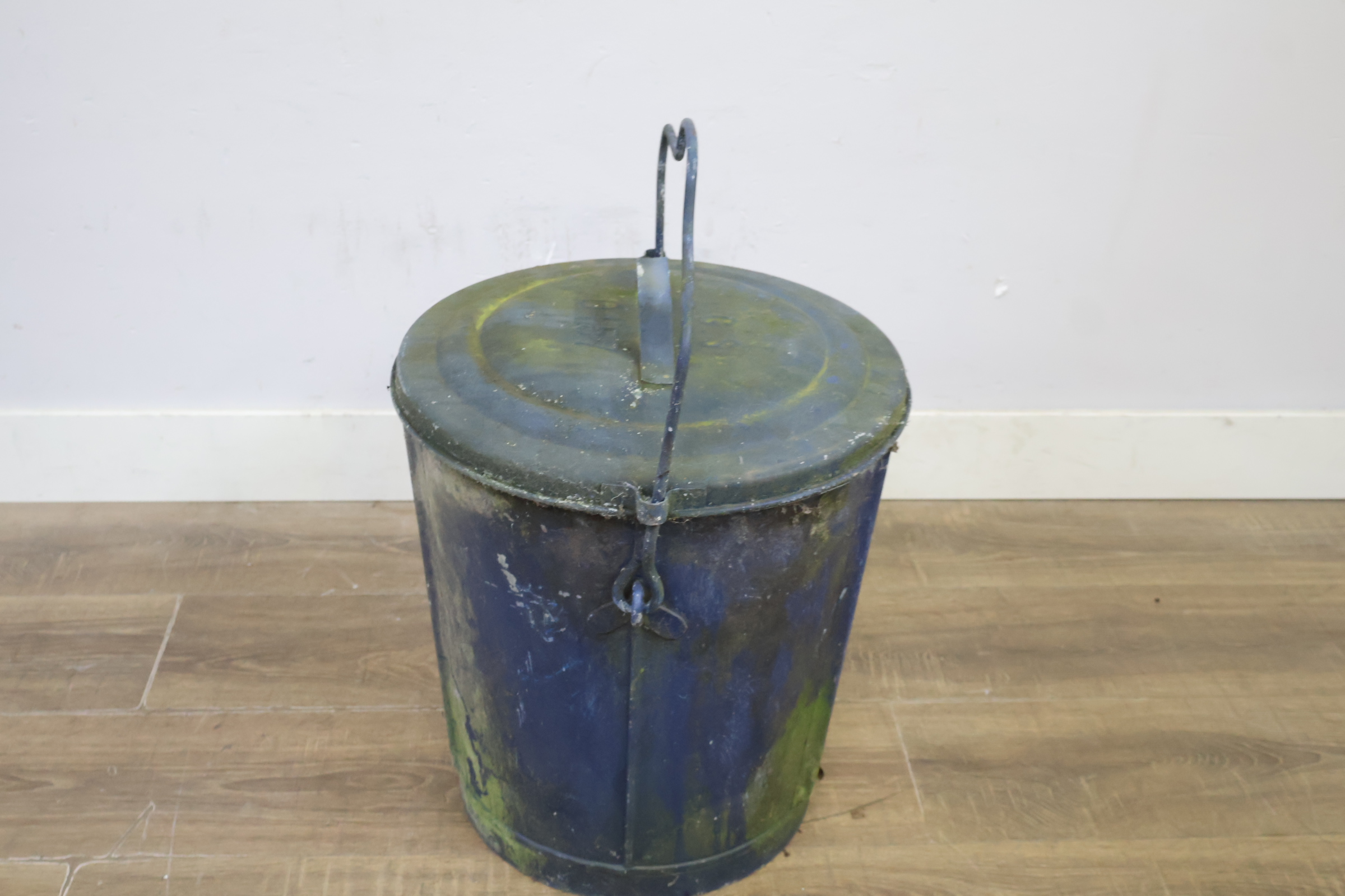 Blauwe metalen vuilnisemmer met deksel en handvat – foto 6 – kavel bij GSD Auctions, Zoeterwoude