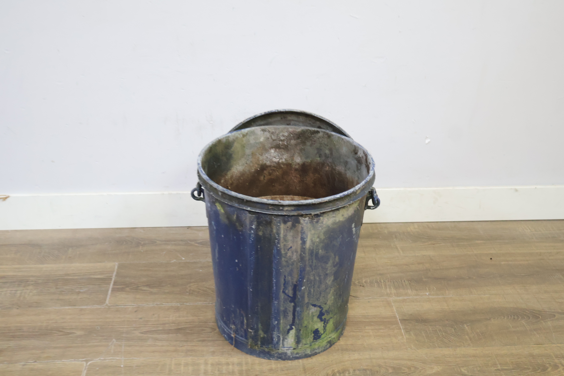 Blauwe metalen vuilnisemmer met deksel en handvat – foto 7 – kavel bij GSD Auctions, Zoeterwoude