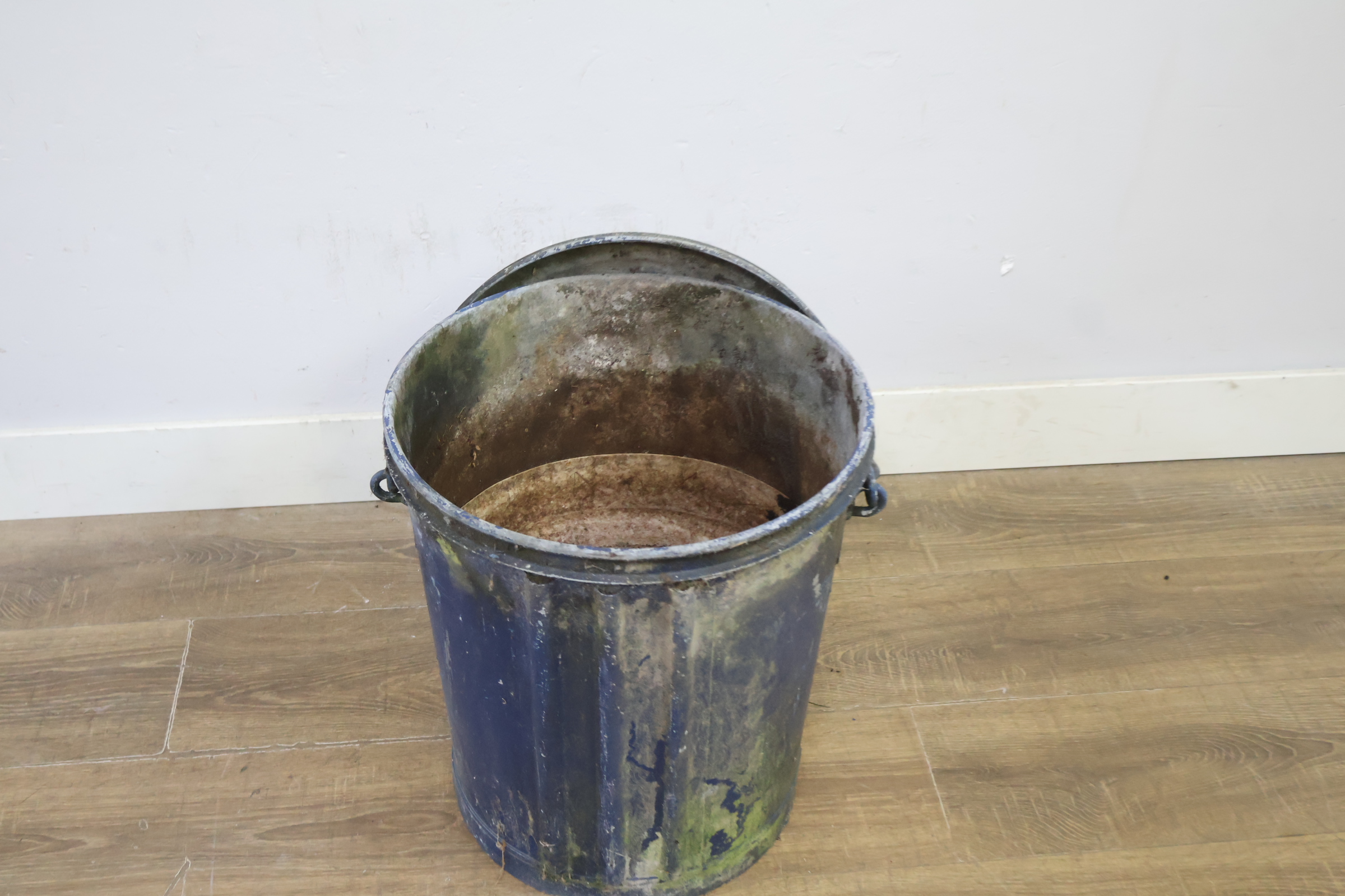 Blauwe metalen vuilnisemmer met deksel en handvat – foto 8 – kavel bij GSD Auctions, Zoeterwoude