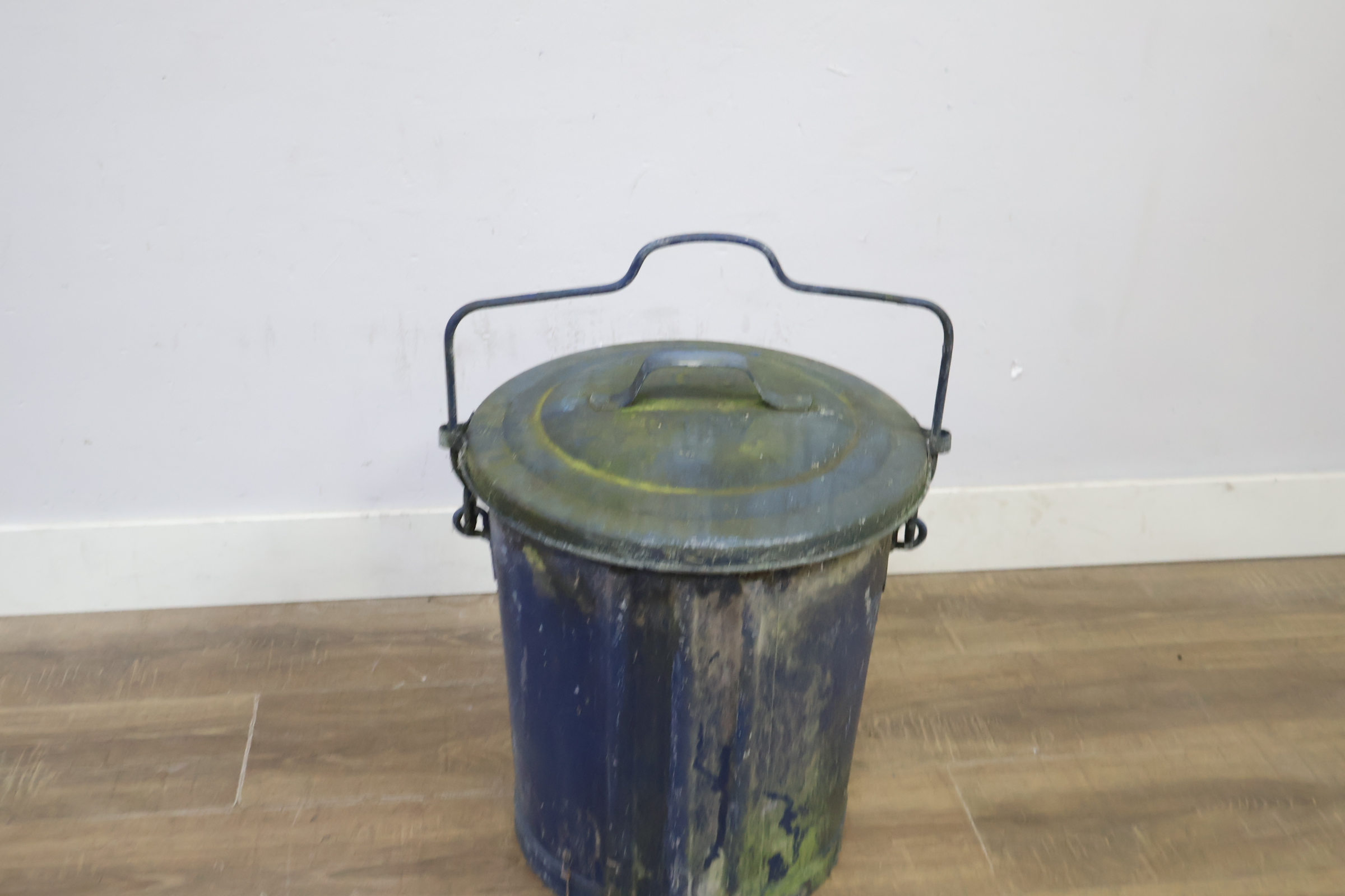 Blauwe metalen vuilnisemmer met deksel en handvat – foto 9 – kavel bij GSD Auctions, Zoeterwoude