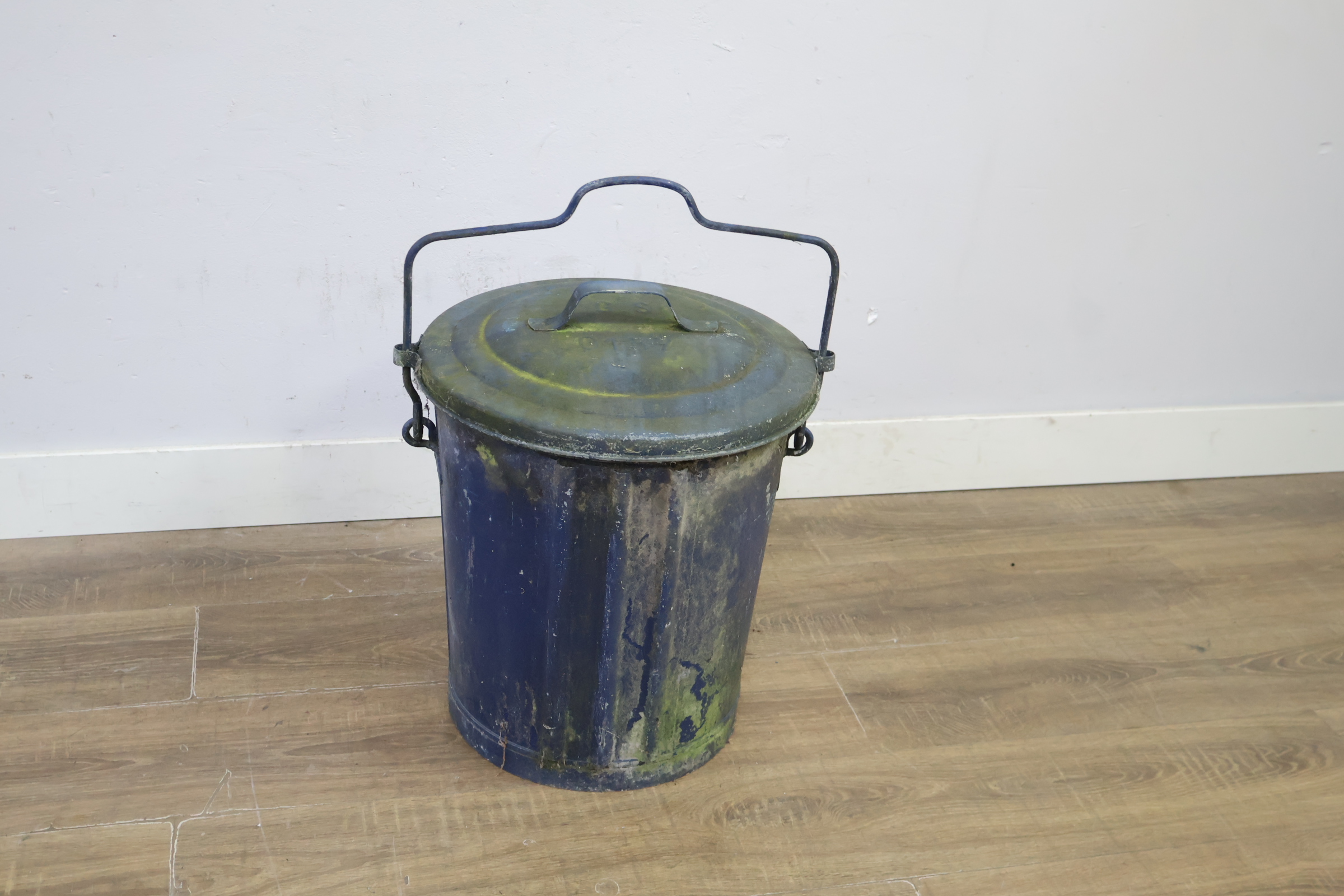Blauwe metalen vuilnisemmer met deksel en handvat – foto 10 – kavel bij GSD Auctions, Zoeterwoude
