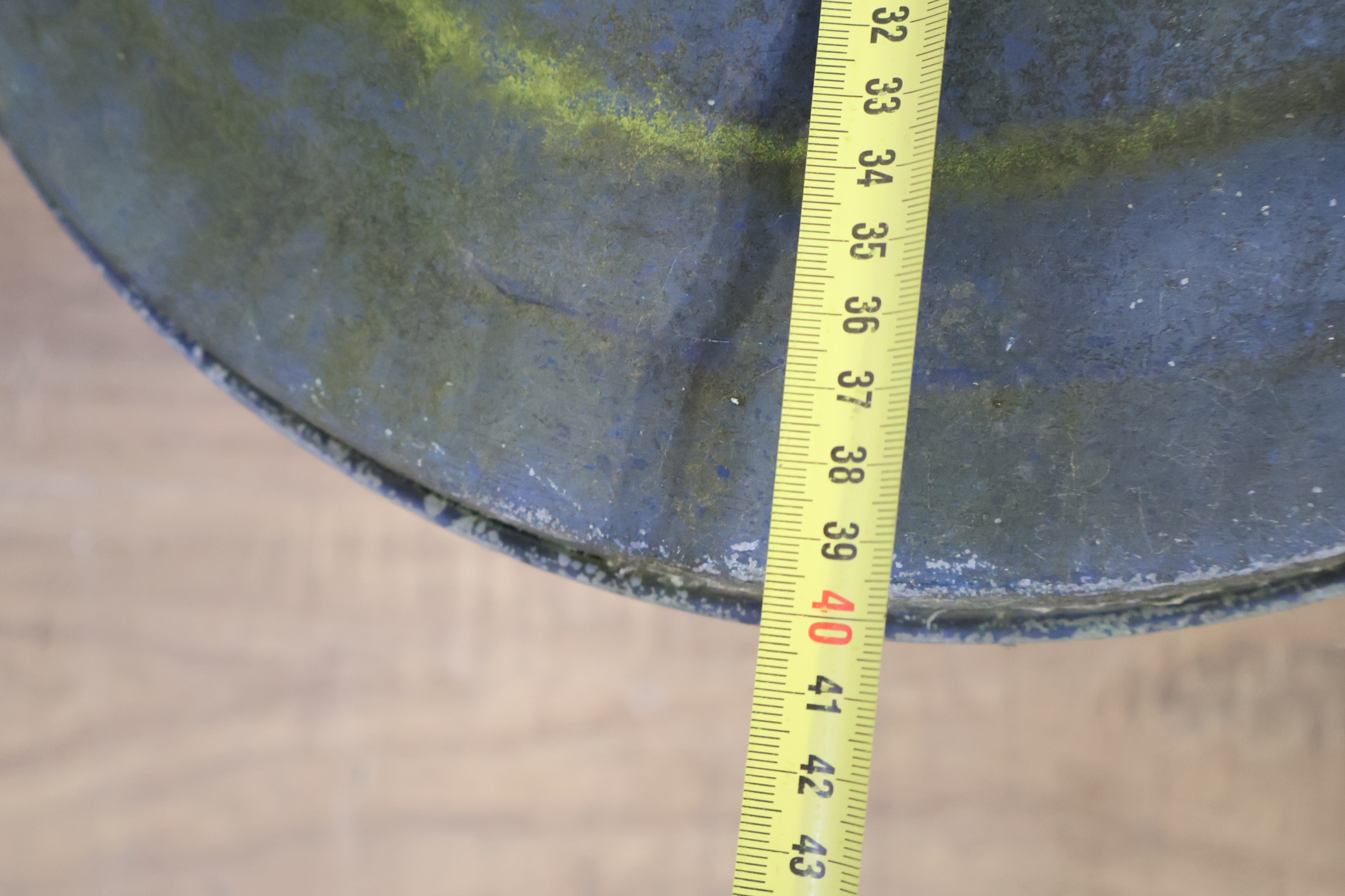 Blauwe metalen vuilnisemmer met deksel en handvat – foto 11 – kavel bij GSD Auctions, Zoeterwoude