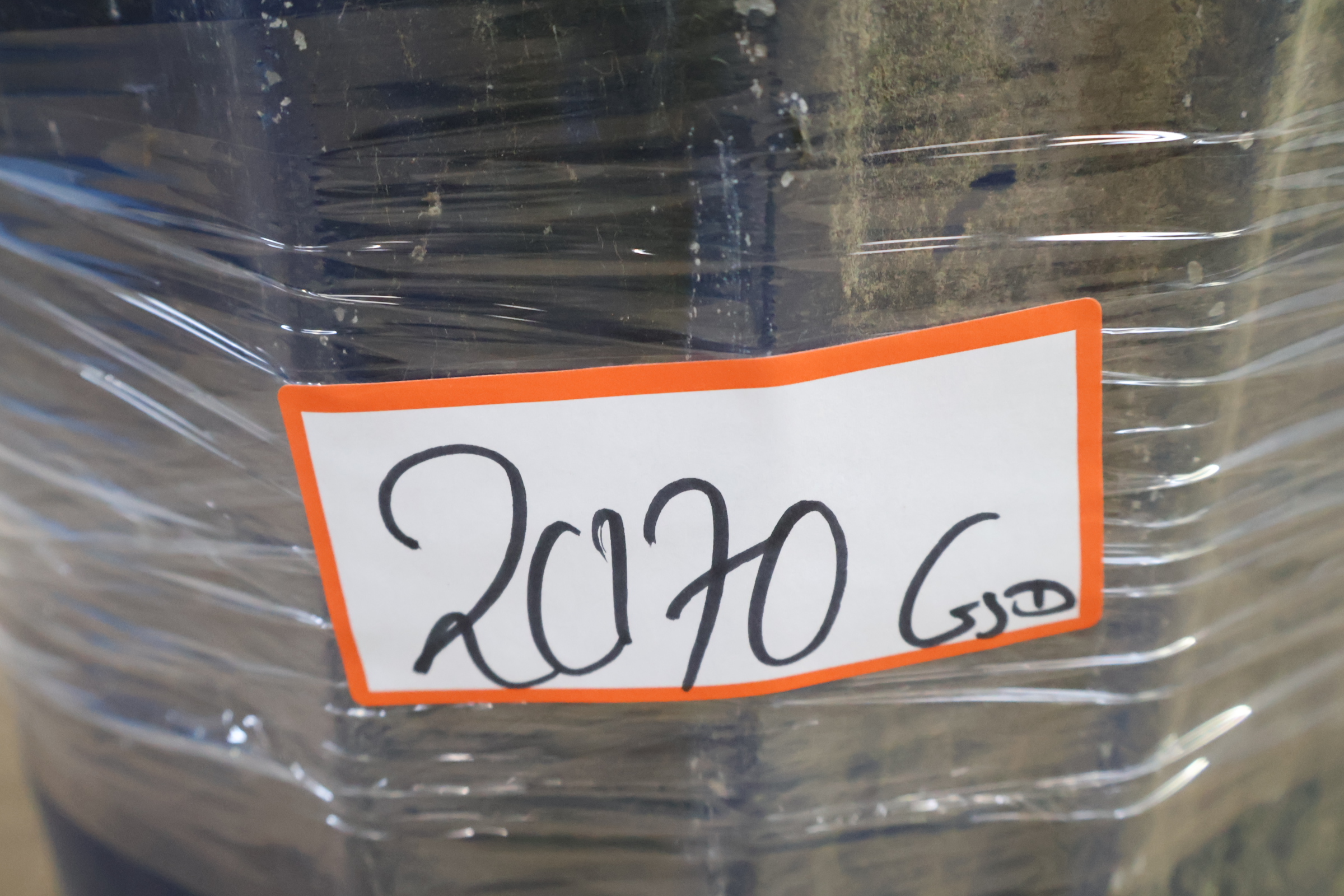 Blauwe metalen vuilnisemmer met deksel en handvat – foto 14 – kavel bij GSD Auctions, Zoeterwoude