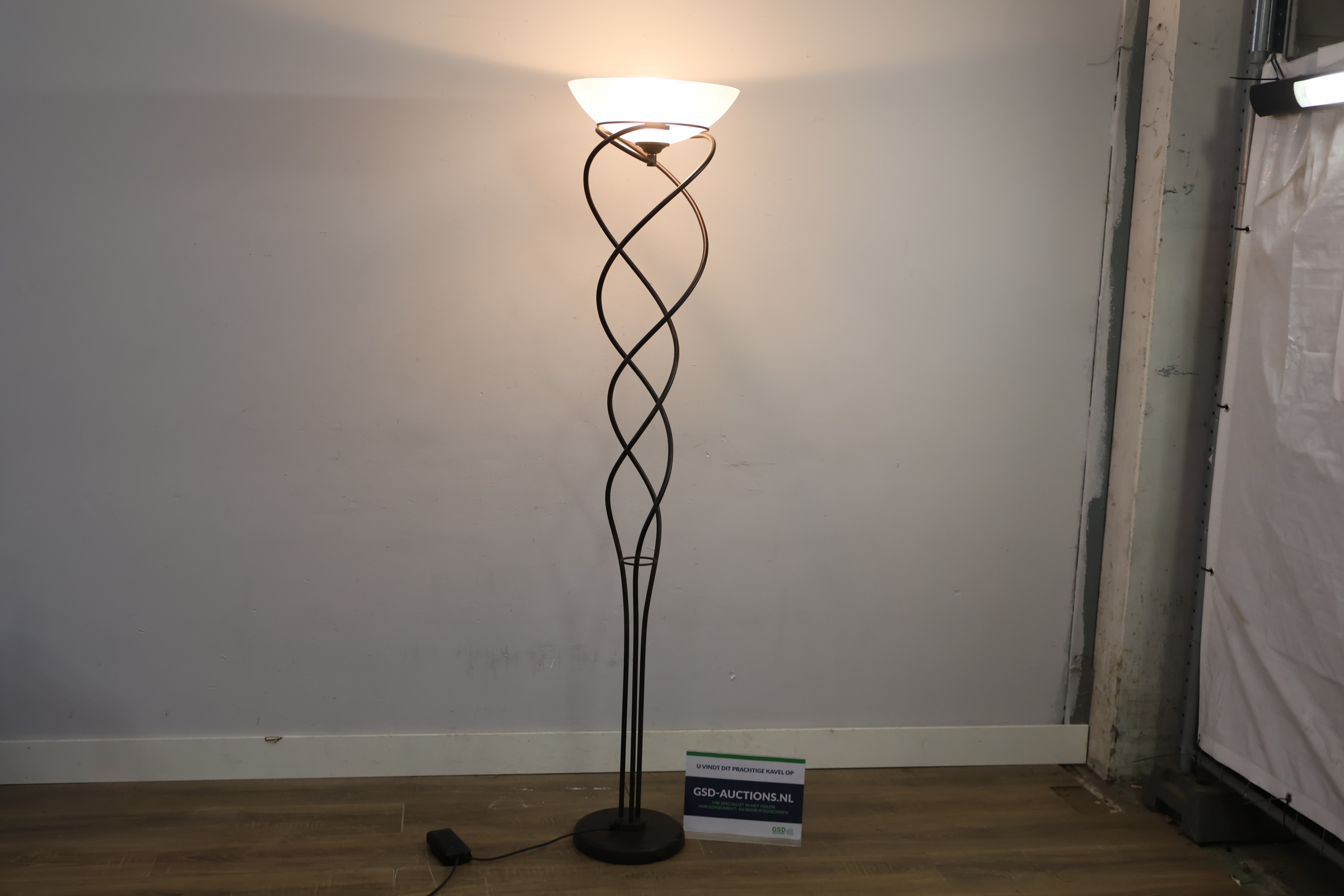 Staande vloerlamp met metalen gedraaide steun en witte lampenkap – foto 3 – kavel bij GSD Auctions, Zoeterwoude