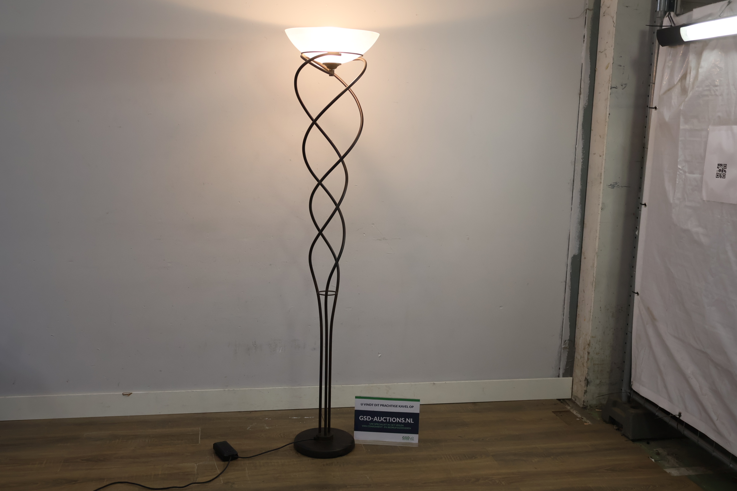 Staande vloerlamp met metalen gedraaide steun en witte lampenkap – foto 4 – kavel bij GSD Auctions, Zoeterwoude