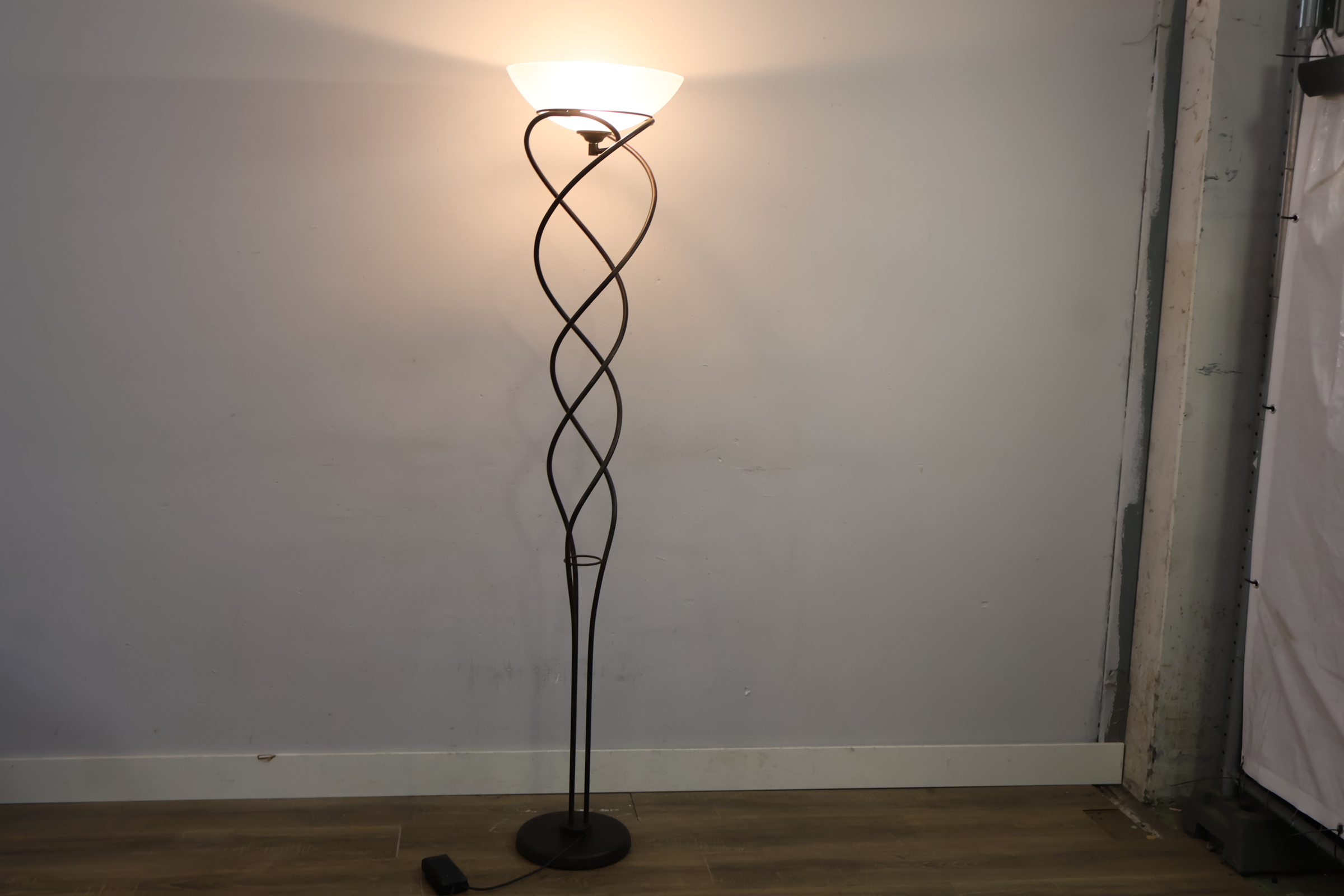 Staande vloerlamp met metalen gedraaide steun en witte lampenkap – foto 5 – kavel bij GSD Auctions, Zoeterwoude