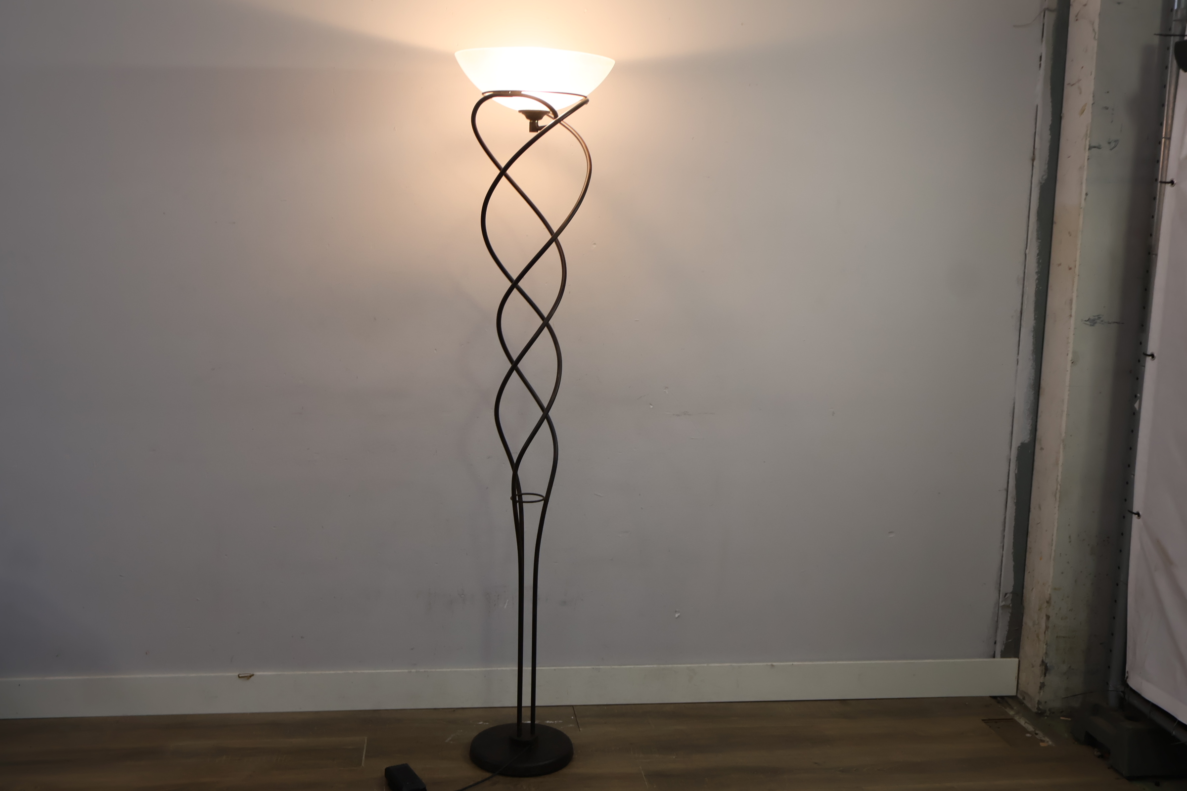 Staande vloerlamp met metalen gedraaide steun en witte lampenkap – foto 6 – kavel bij GSD Auctions, Zoeterwoude