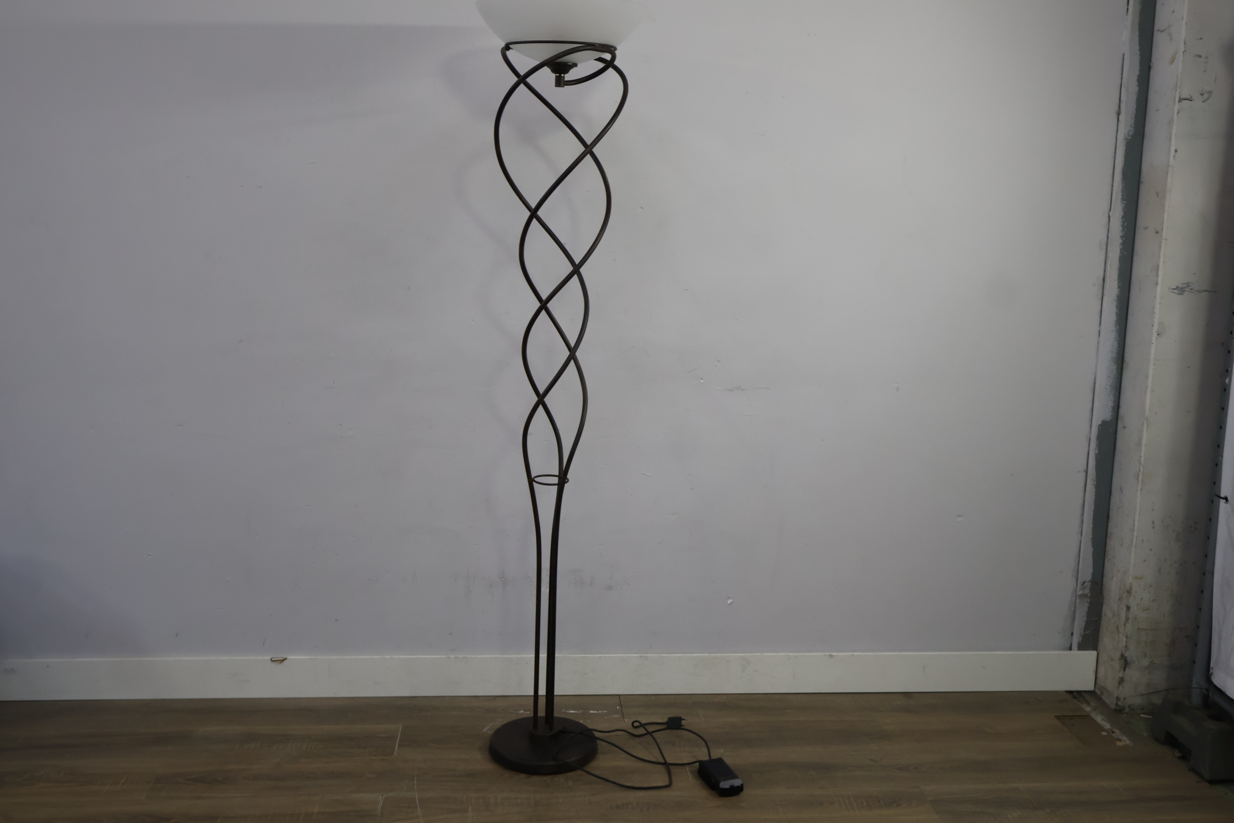 Staande vloerlamp met metalen gedraaide steun en witte lampenkap – foto 2 – kavel bij GSD Auctions, Zoeterwoude