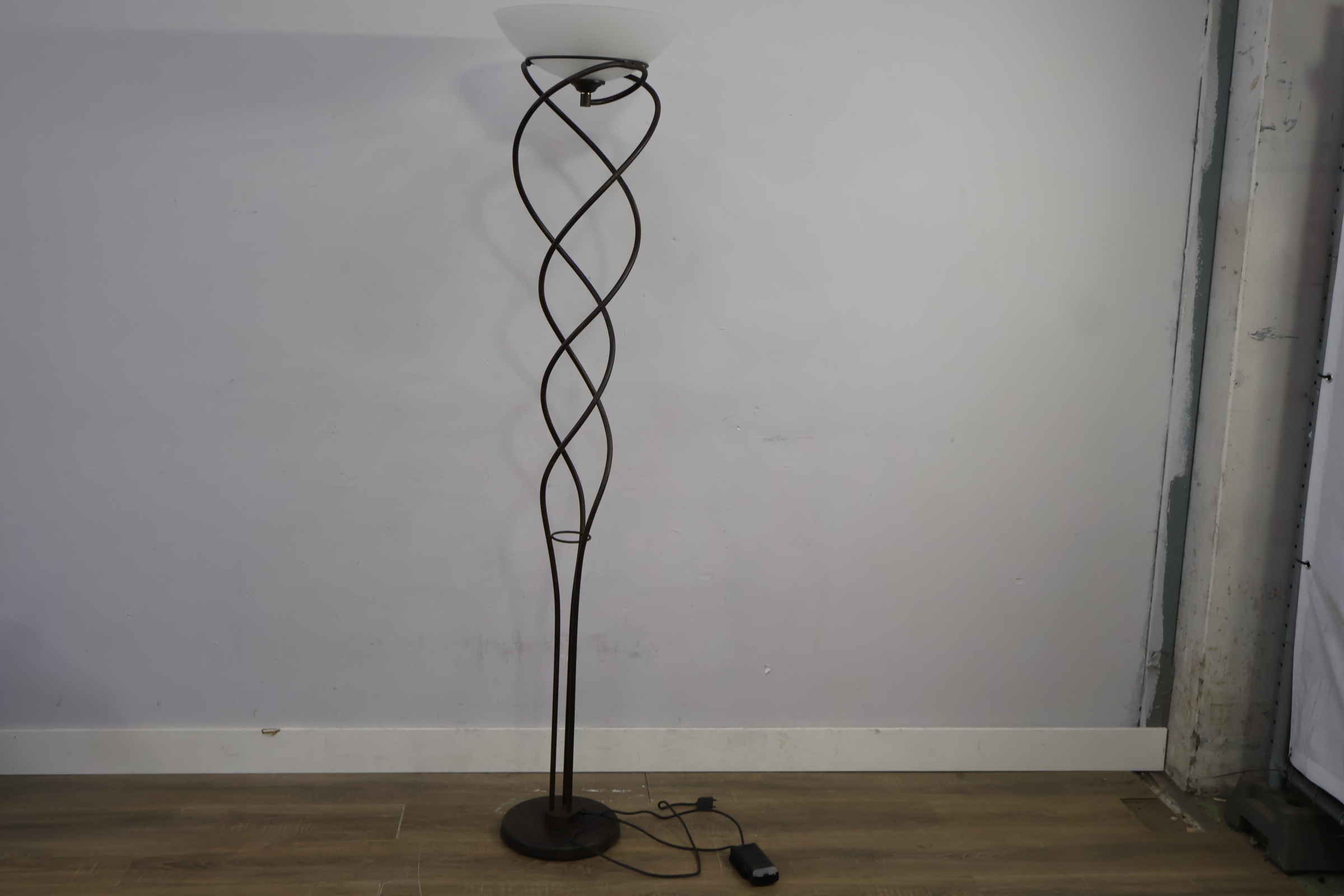 Staande vloerlamp met metalen gedraaide steun en witte lampenkap – foto 7 – kavel bij GSD Auctions, Zoeterwoude