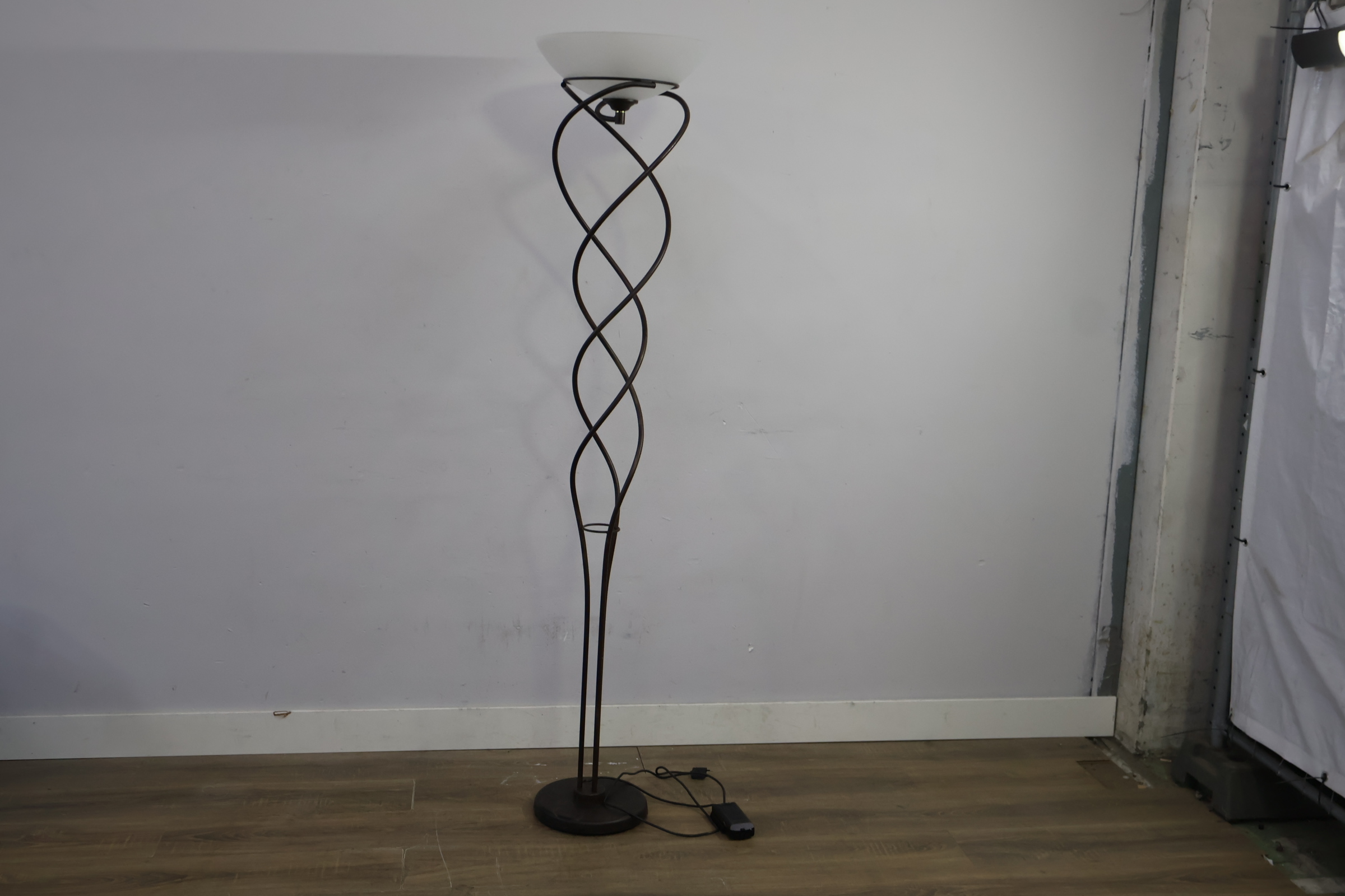 Staande vloerlamp met metalen gedraaide steun en witte lampenkap – foto 8 – kavel bij GSD Auctions, Zoeterwoude