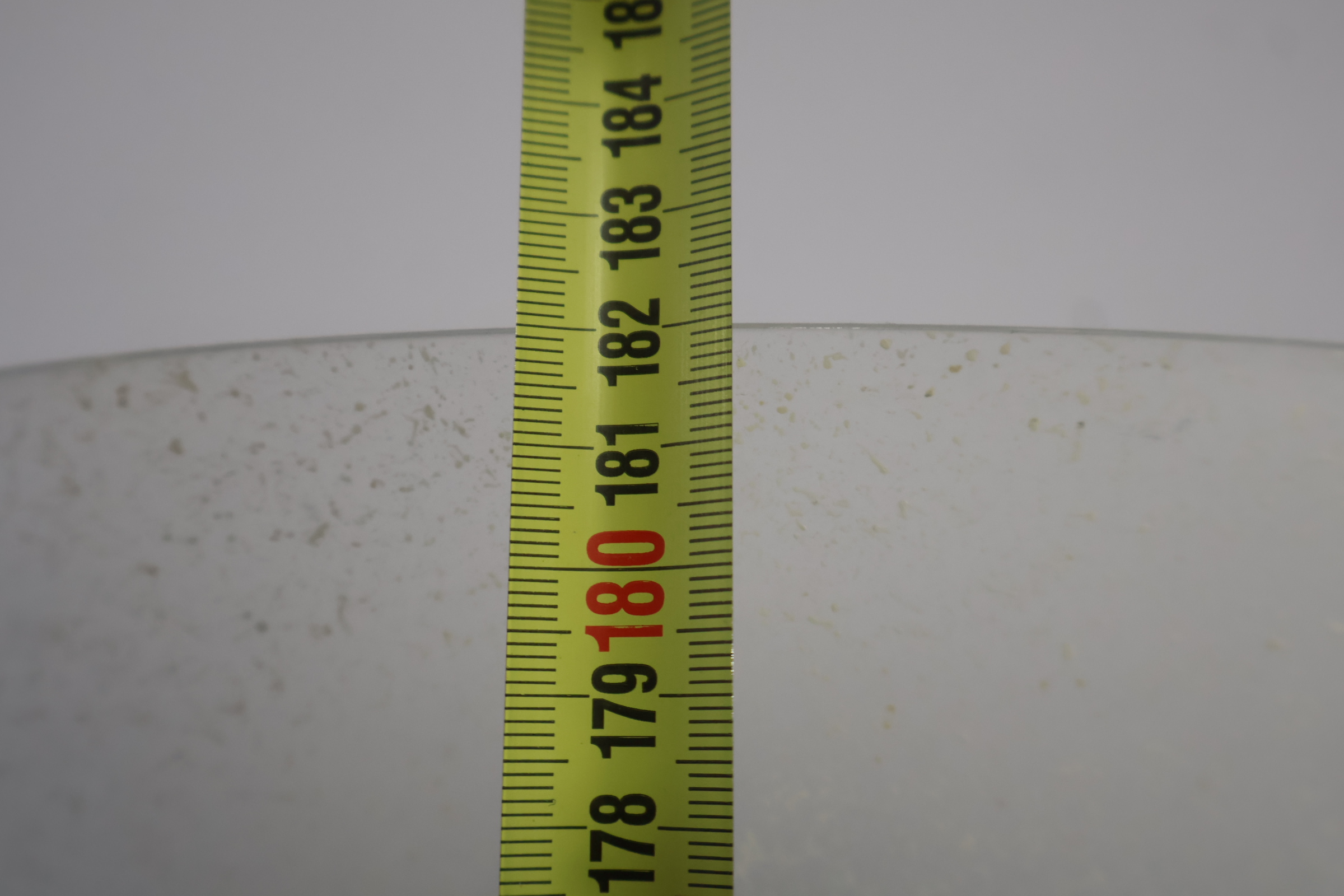 Staande vloerlamp met metalen gedraaide steun en witte lampenkap – foto 10 – kavel bij GSD Auctions, Zoeterwoude