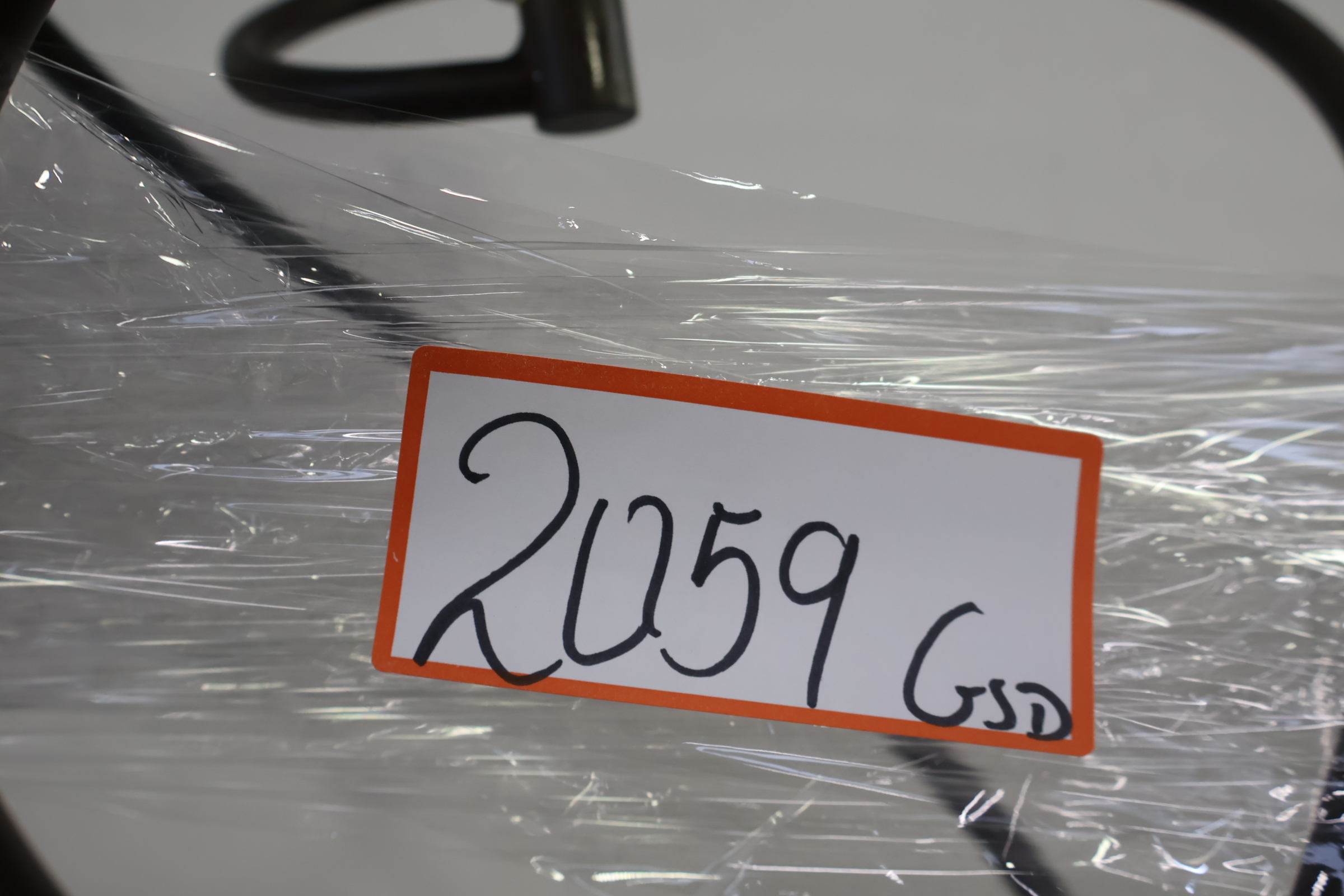 Staande vloerlamp met metalen gedraaide steun en witte lampenkap – foto 11 – kavel bij GSD Auctions, Zoeterwoude