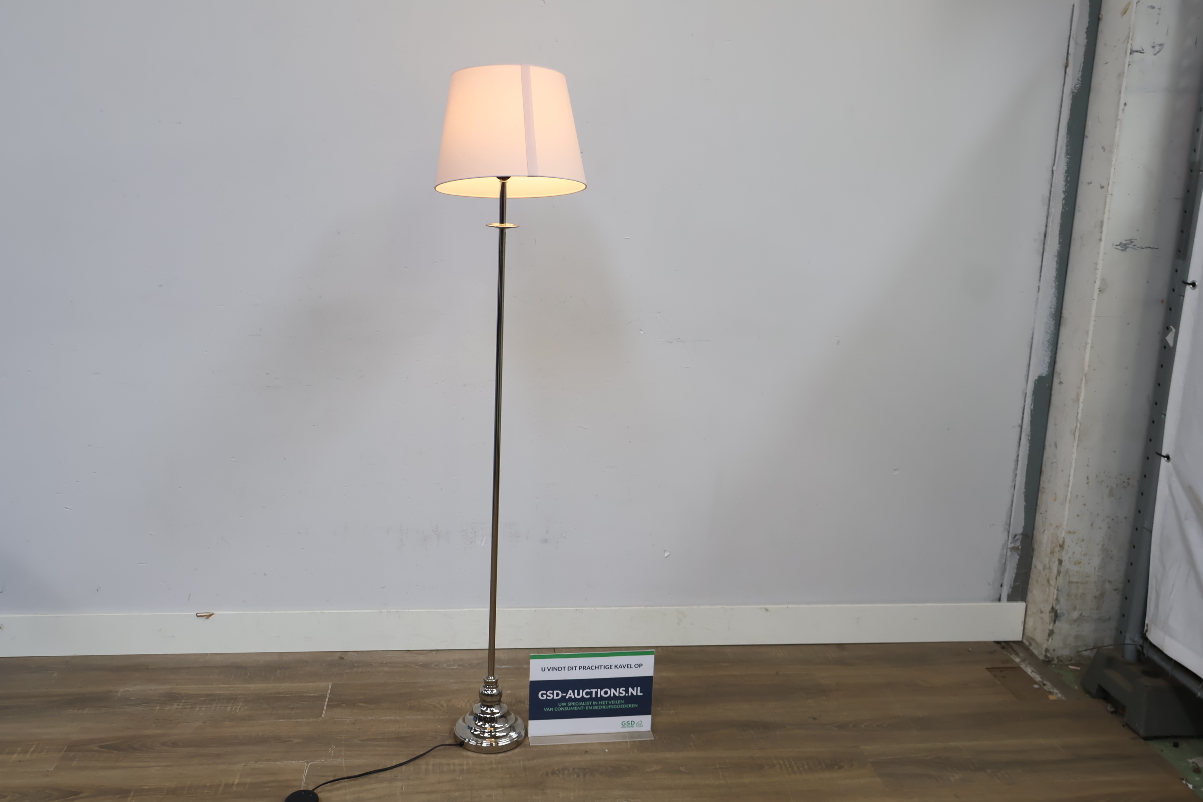 Staande lamp met witte kap – foto 2 – kavel bij GSD Auctions, Zoeterwoude