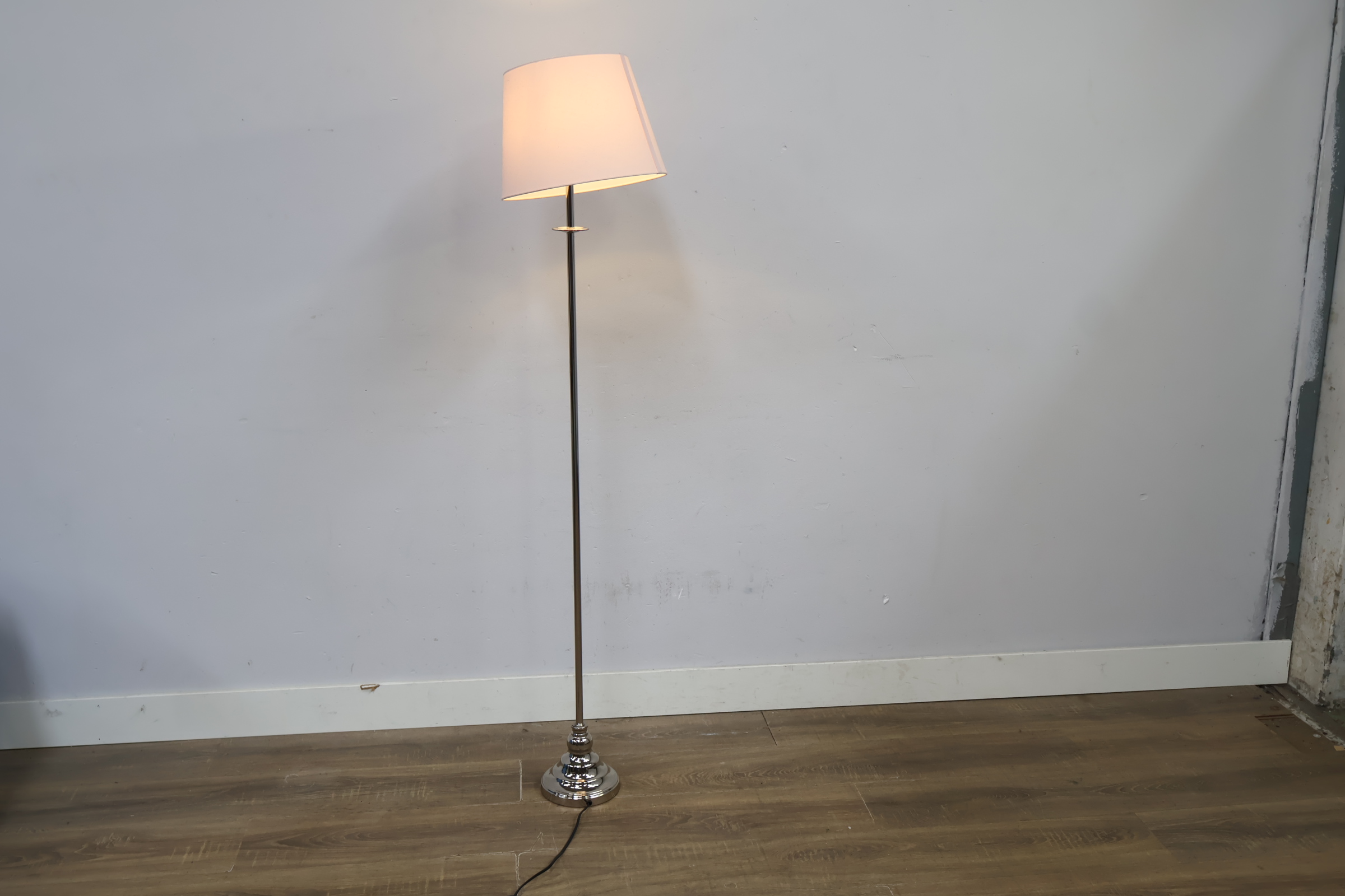 Staande lamp met witte kap – foto 3 – kavel bij GSD Auctions, Zoeterwoude