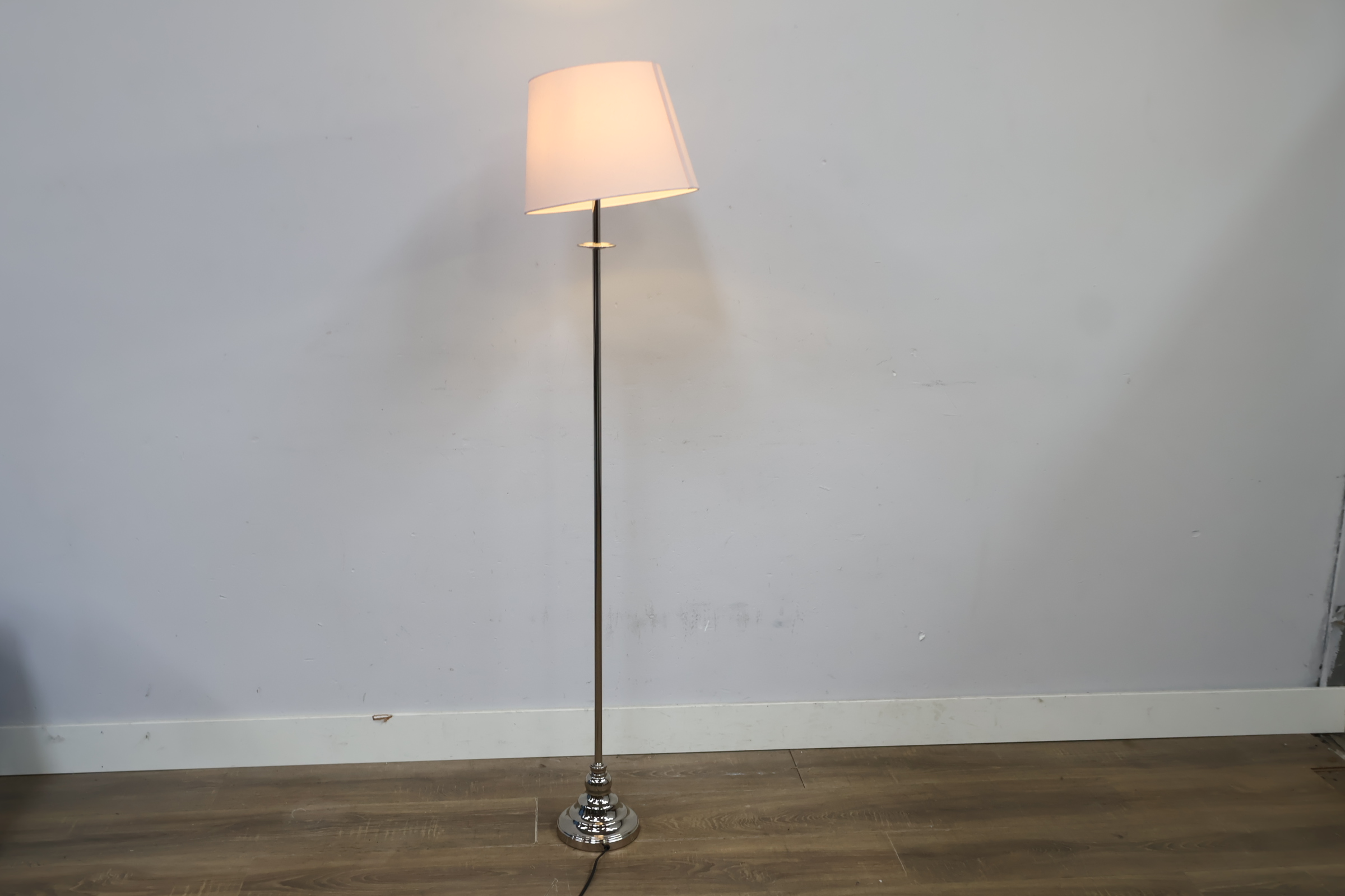 Staande lamp met witte kap – foto 4 – kavel bij GSD Auctions, Zoeterwoude