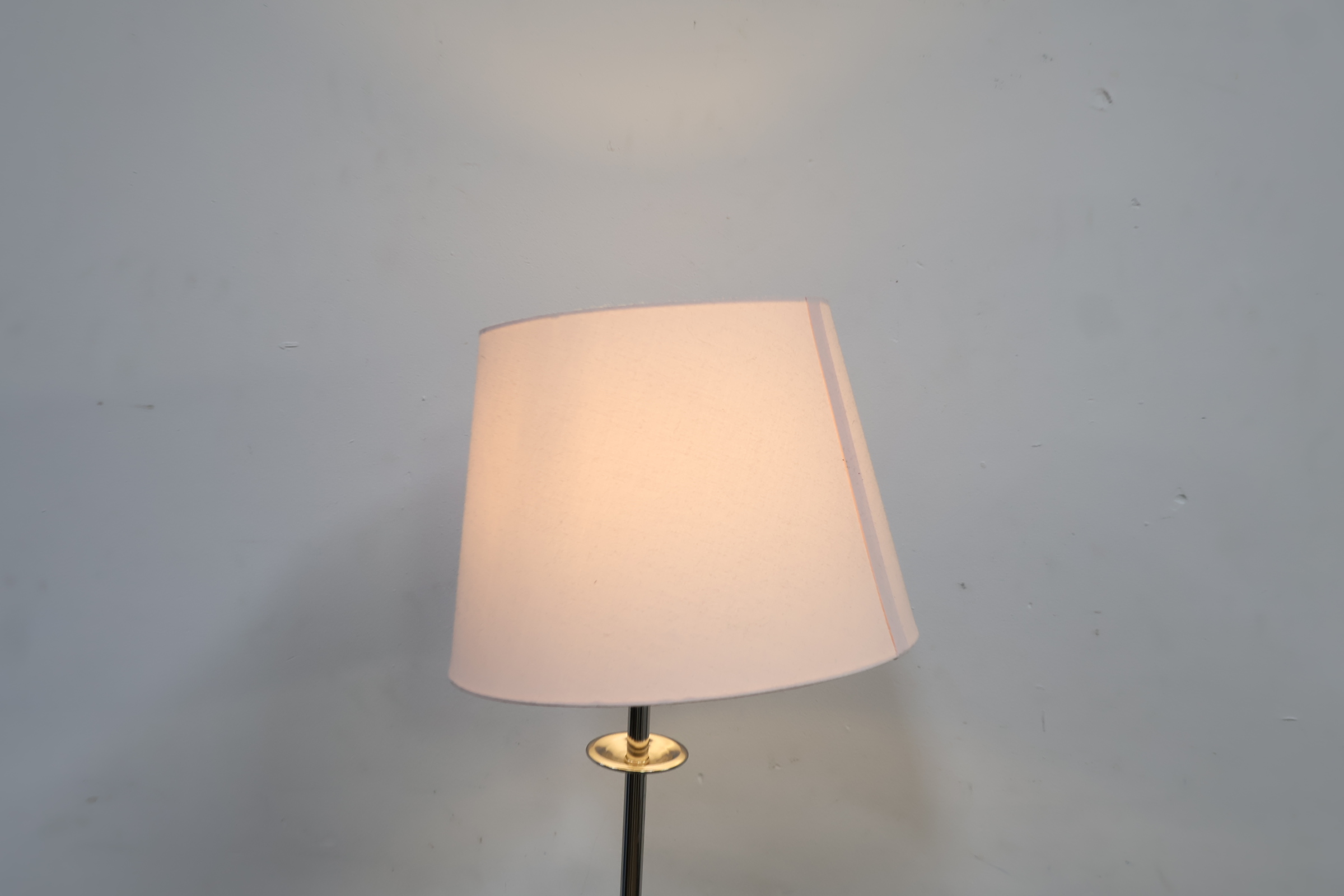 Staande lamp met witte kap – foto 5 – kavel bij GSD Auctions, Zoeterwoude