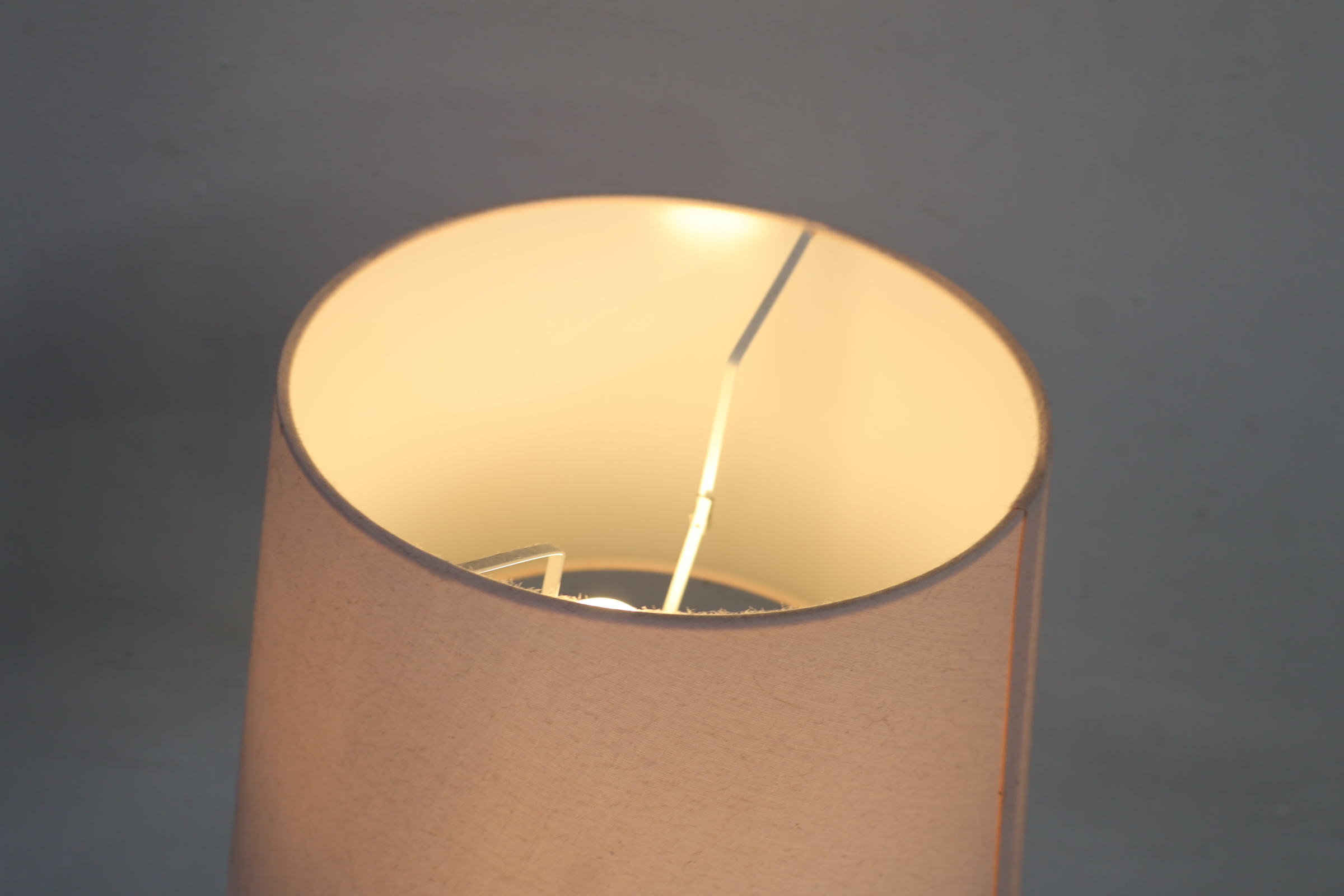 Staande lamp met witte kap – foto 6 – kavel bij GSD Auctions, Zoeterwoude