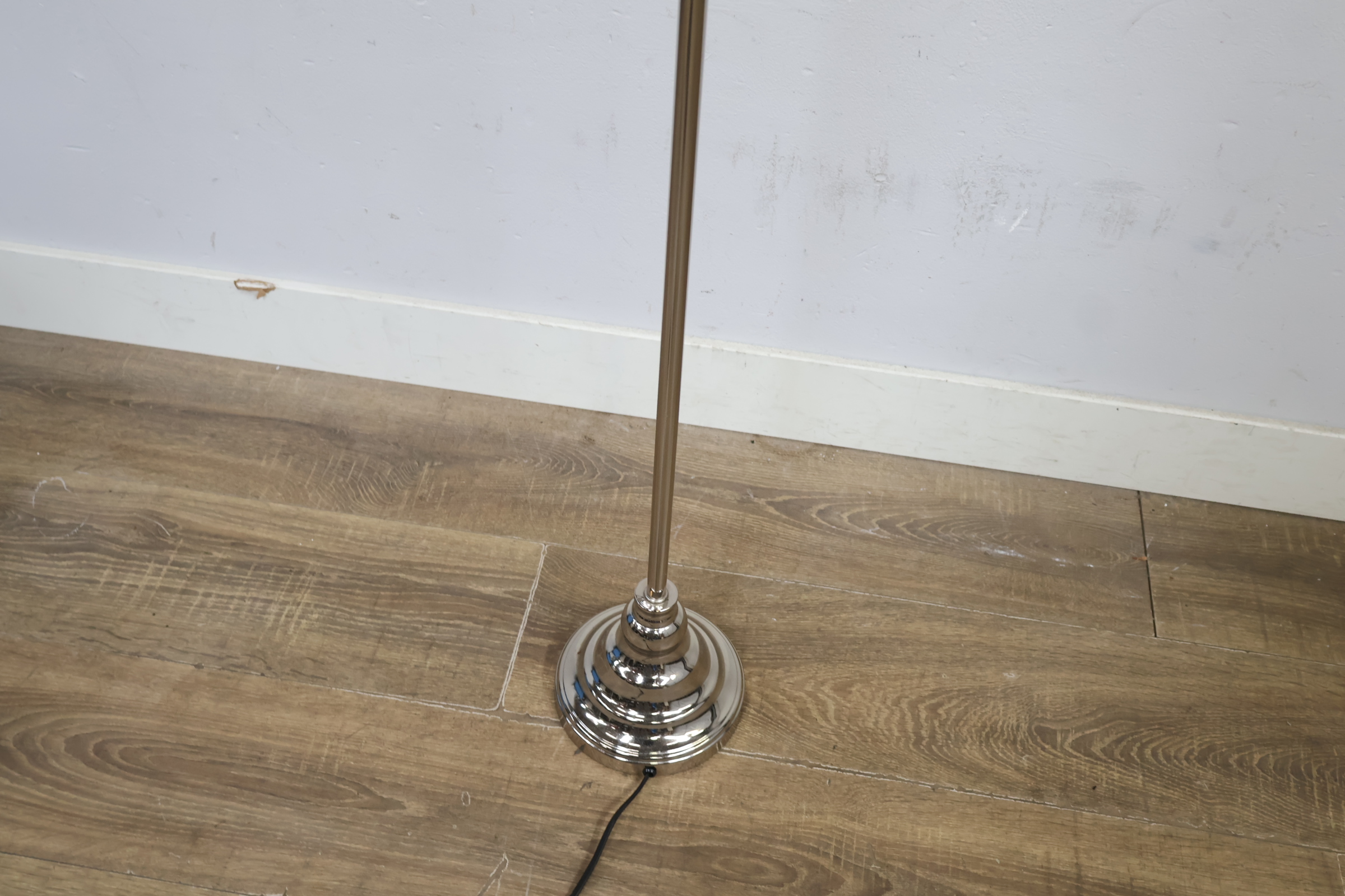 Staande lamp met witte kap – foto 7 – kavel bij GSD Auctions, Zoeterwoude