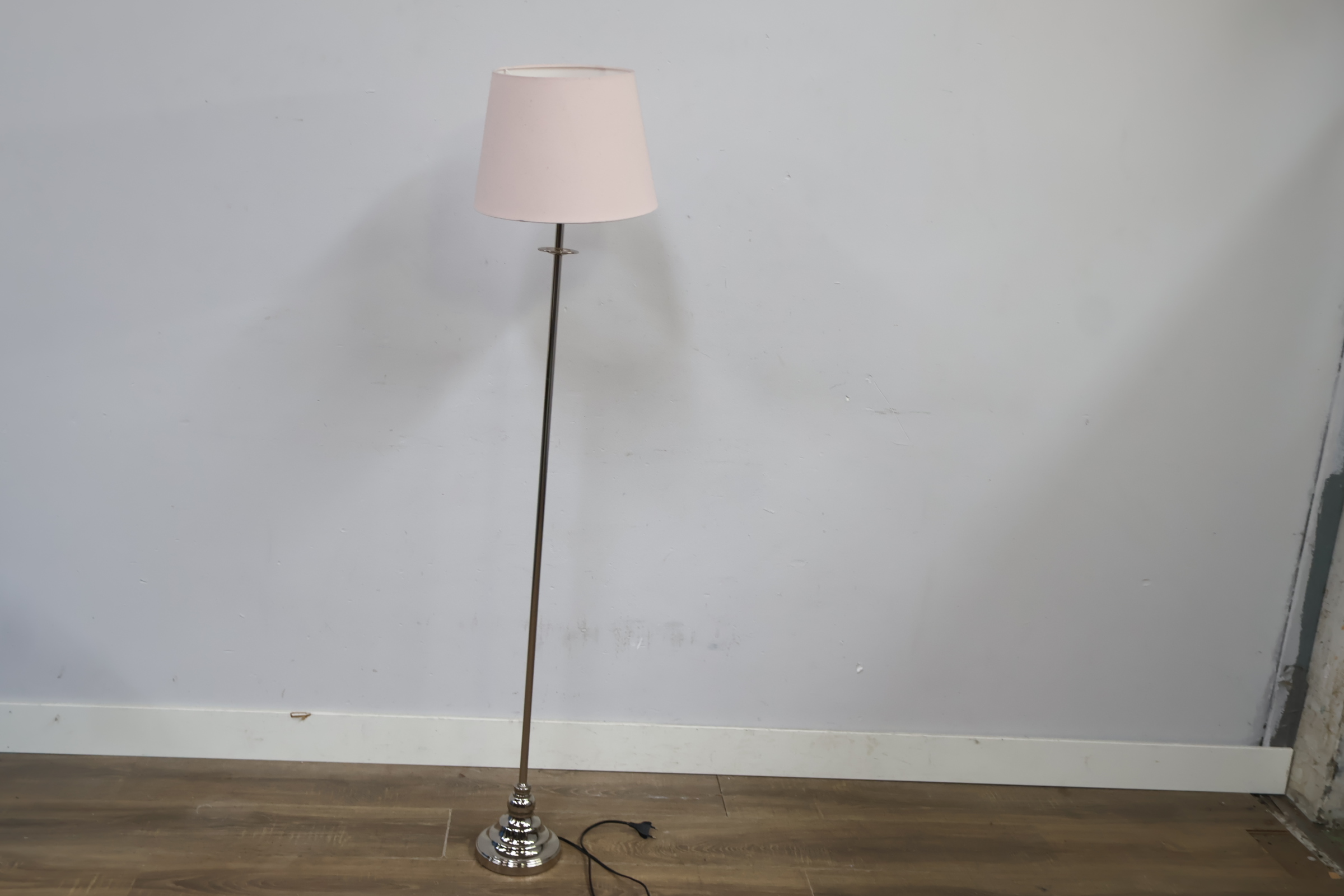 Staande lamp met witte kap – foto 8 – kavel bij GSD Auctions, Zoeterwoude