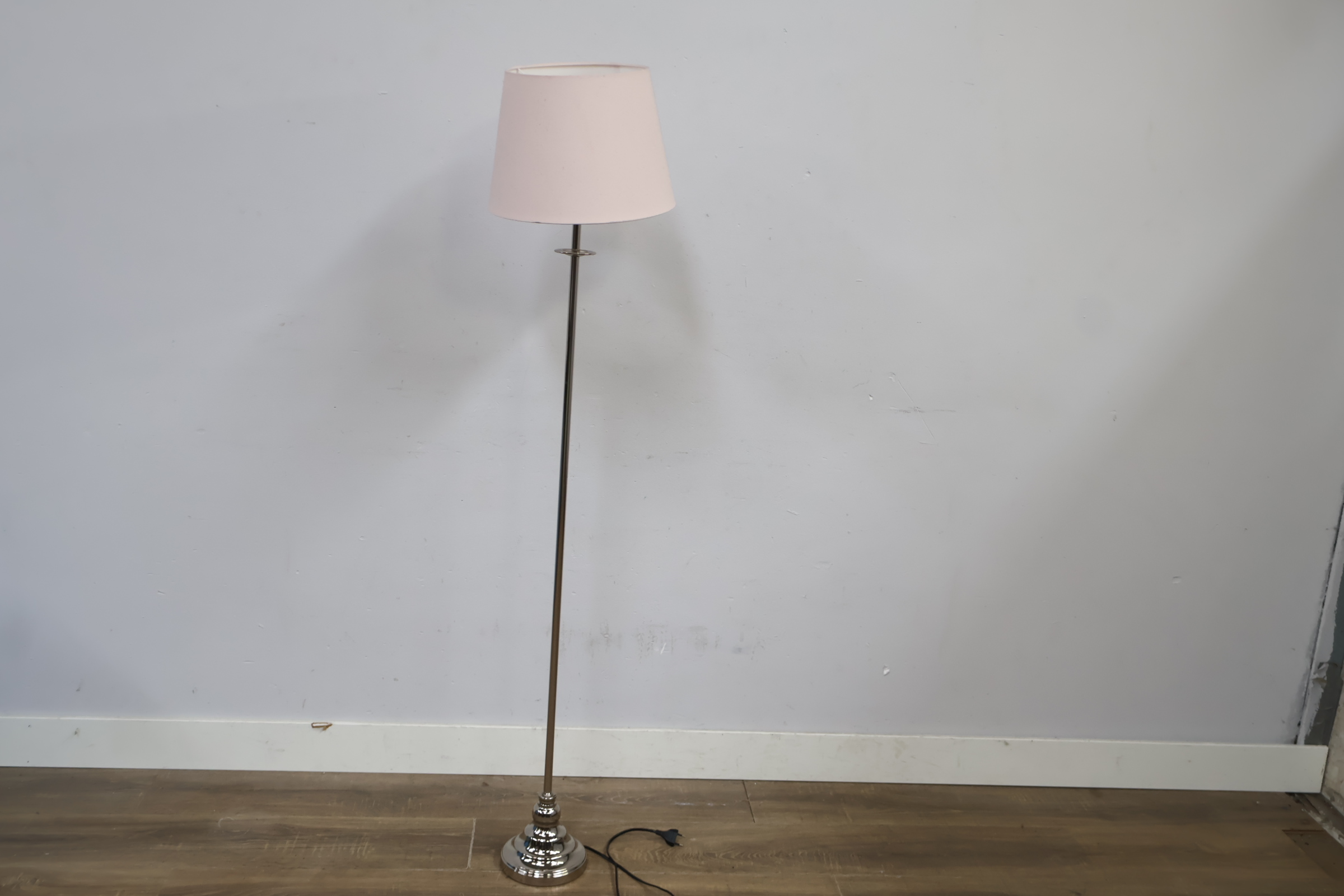 Staande lamp met witte kap – foto 9 – kavel bij GSD Auctions, Zoeterwoude
