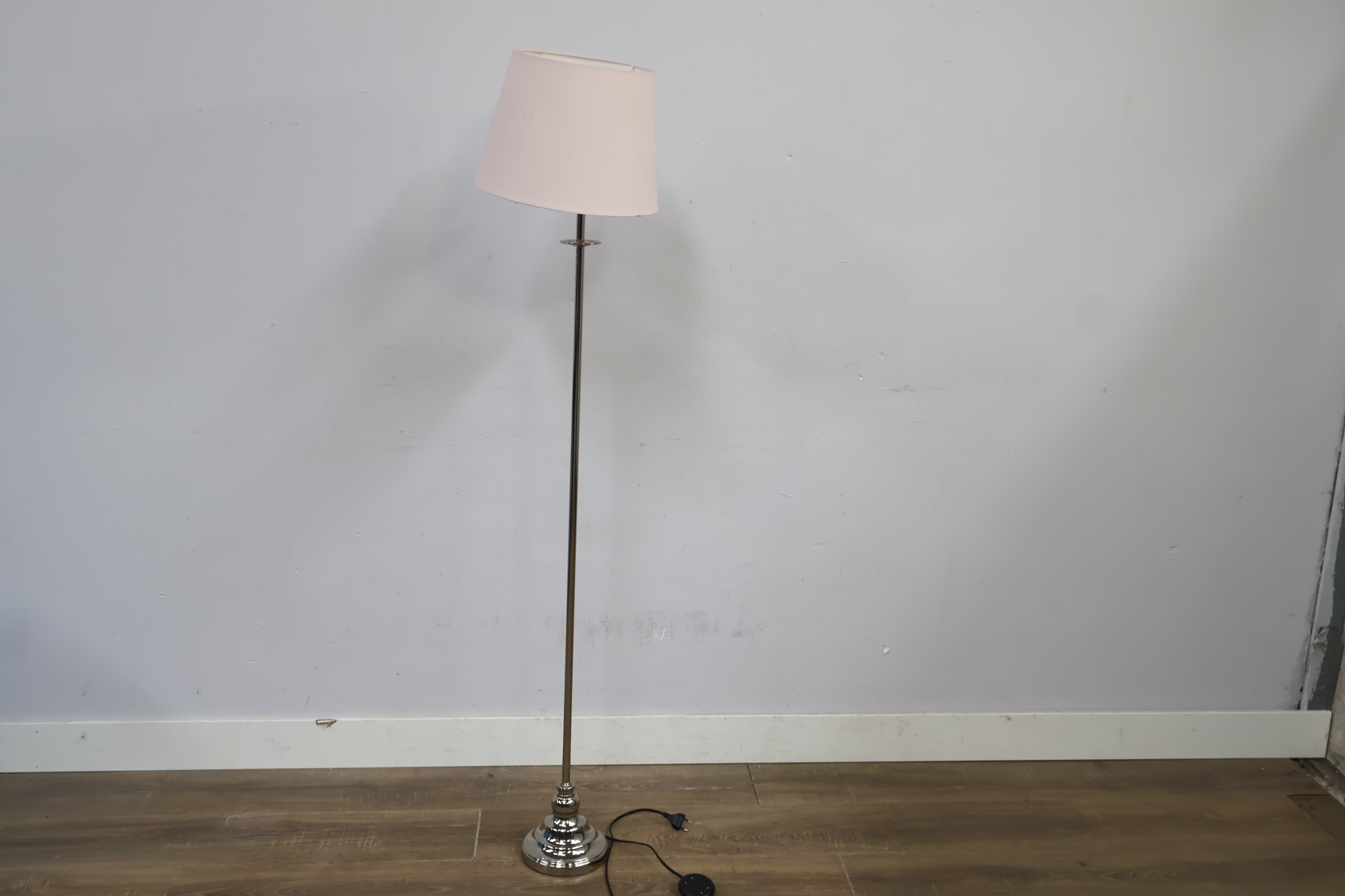 Staande lamp met witte kap – foto 10 – kavel bij GSD Auctions, Zoeterwoude