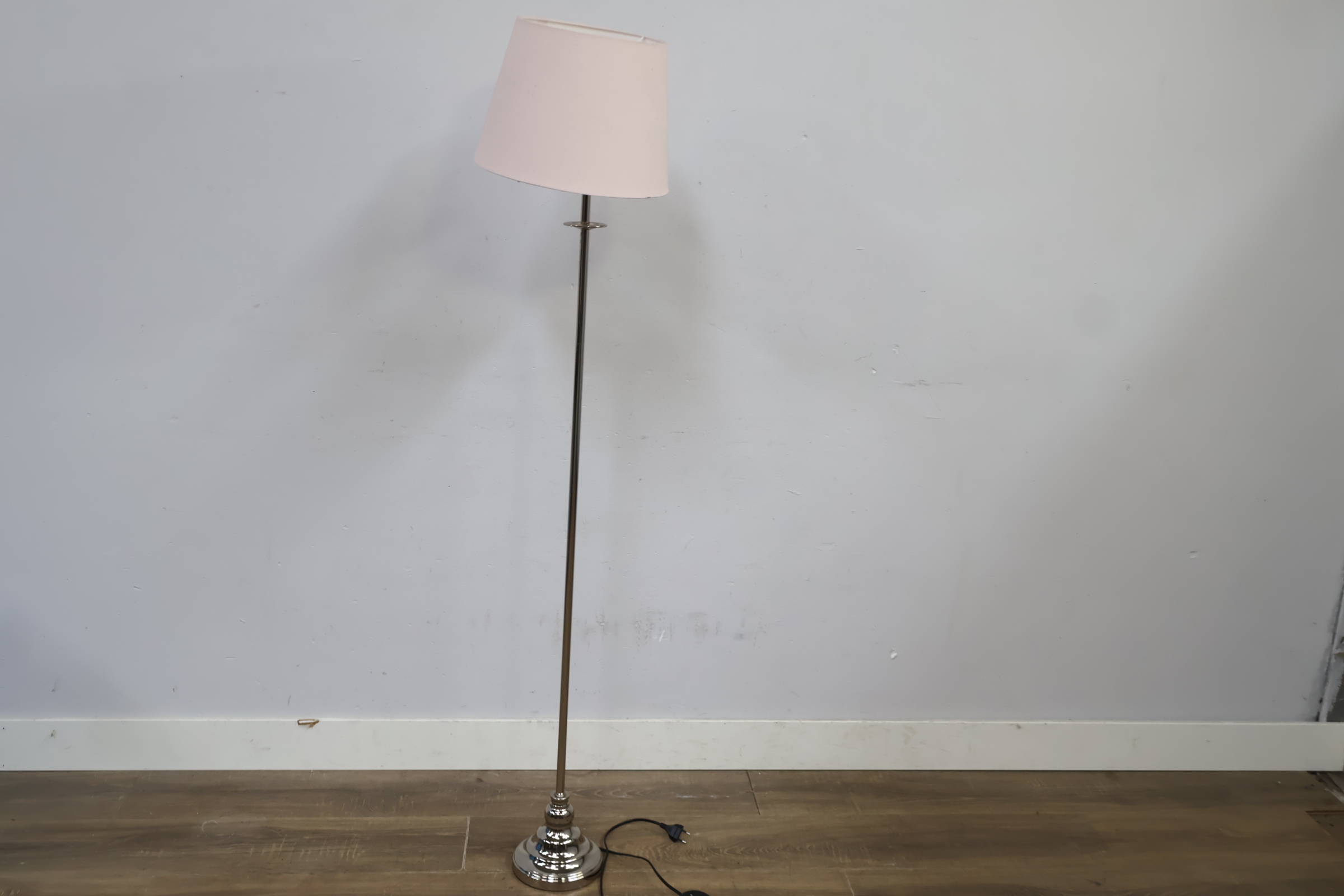 Staande lamp met witte kap – foto 11 – kavel bij GSD Auctions, Zoeterwoude