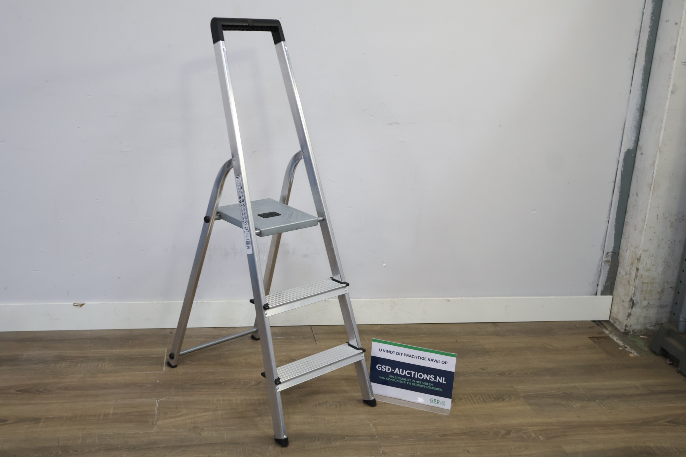 Aluminium klapladder met 3 treden – foto 2 – kavel bij GSD Auctions, Zoeterwoude