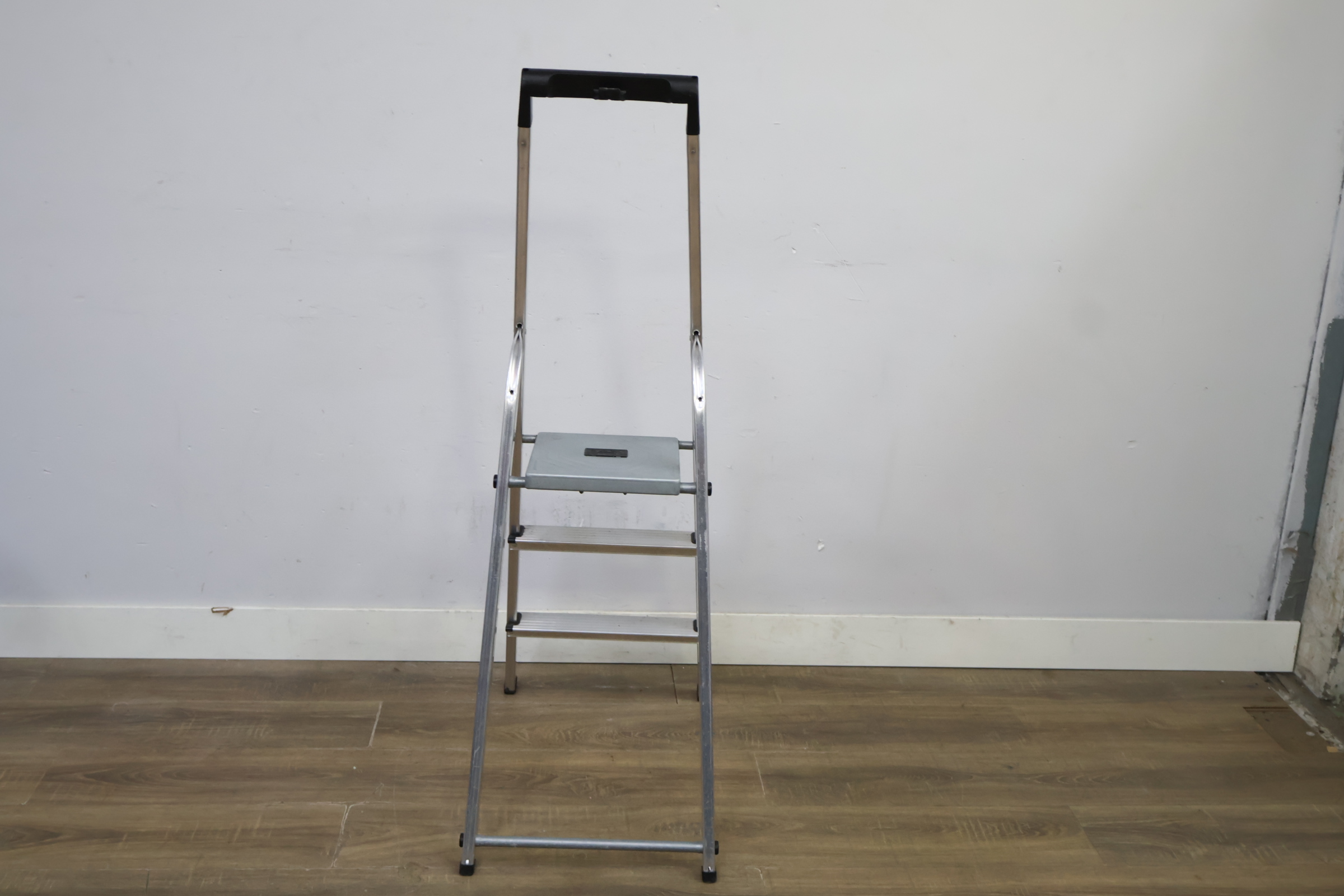 Aluminium klapladder met 3 treden – foto 7 – kavel bij GSD Auctions, Zoeterwoude