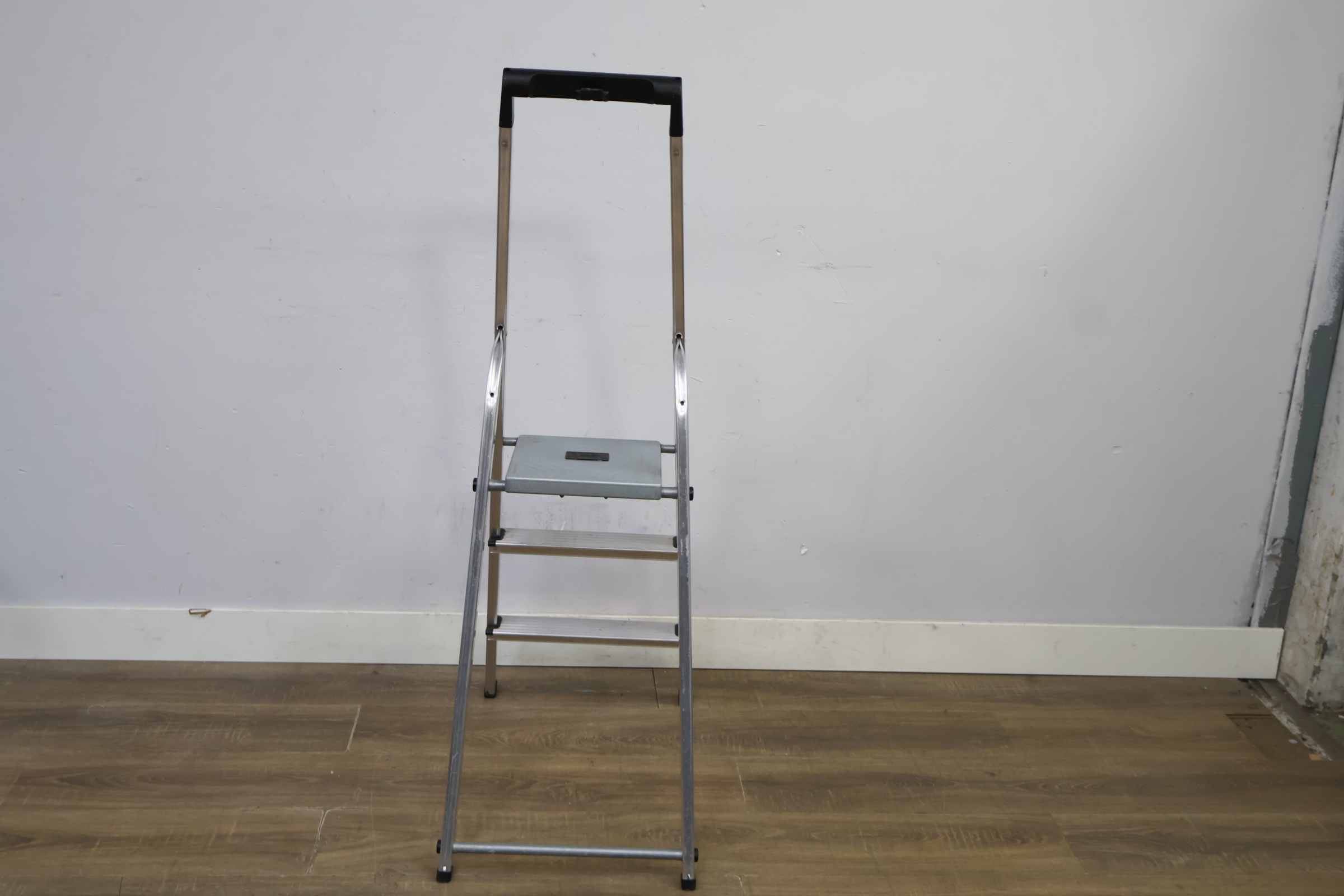 Aluminium klapladder met 3 treden – foto 8 – kavel bij GSD Auctions, Zoeterwoude