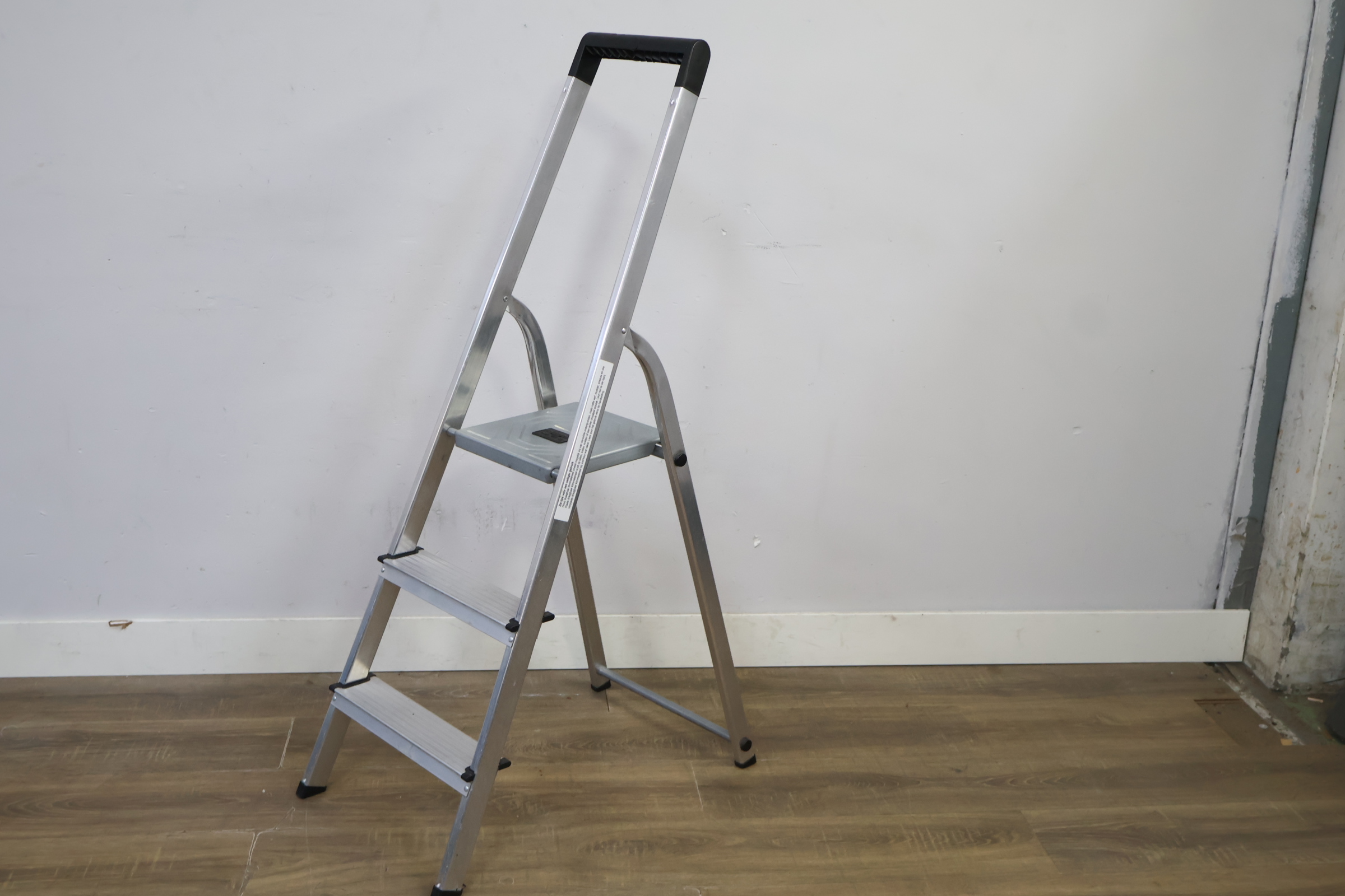 Aluminium klapladder met 3 treden – foto 11 – kavel bij GSD Auctions, Zoeterwoude
