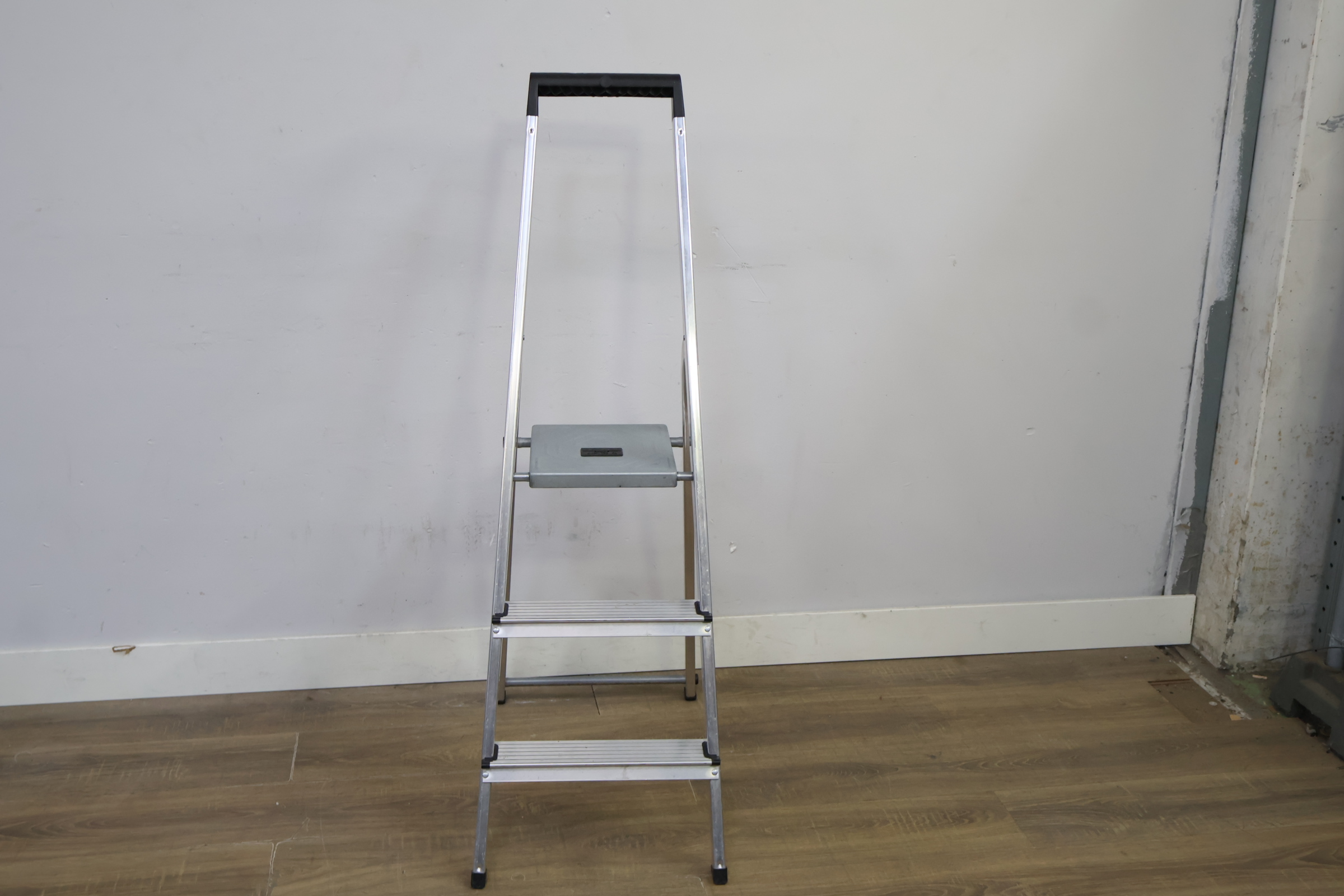 Aluminium klapladder met 3 treden – foto 14 – kavel bij GSD Auctions, Zoeterwoude