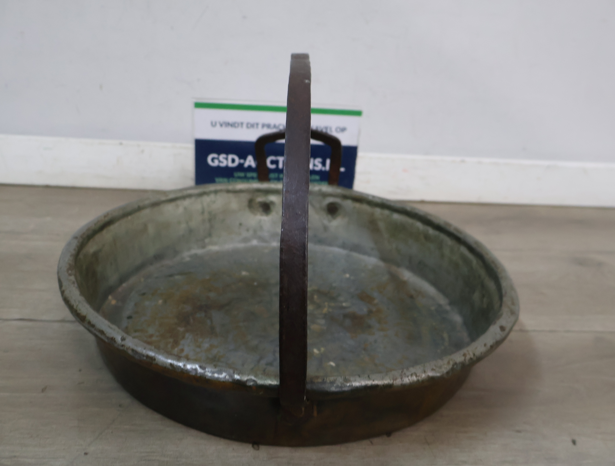 Metalen ronde bak met handvat – foto 2 – kavel bij GSD Auctions, Zoeterwoude