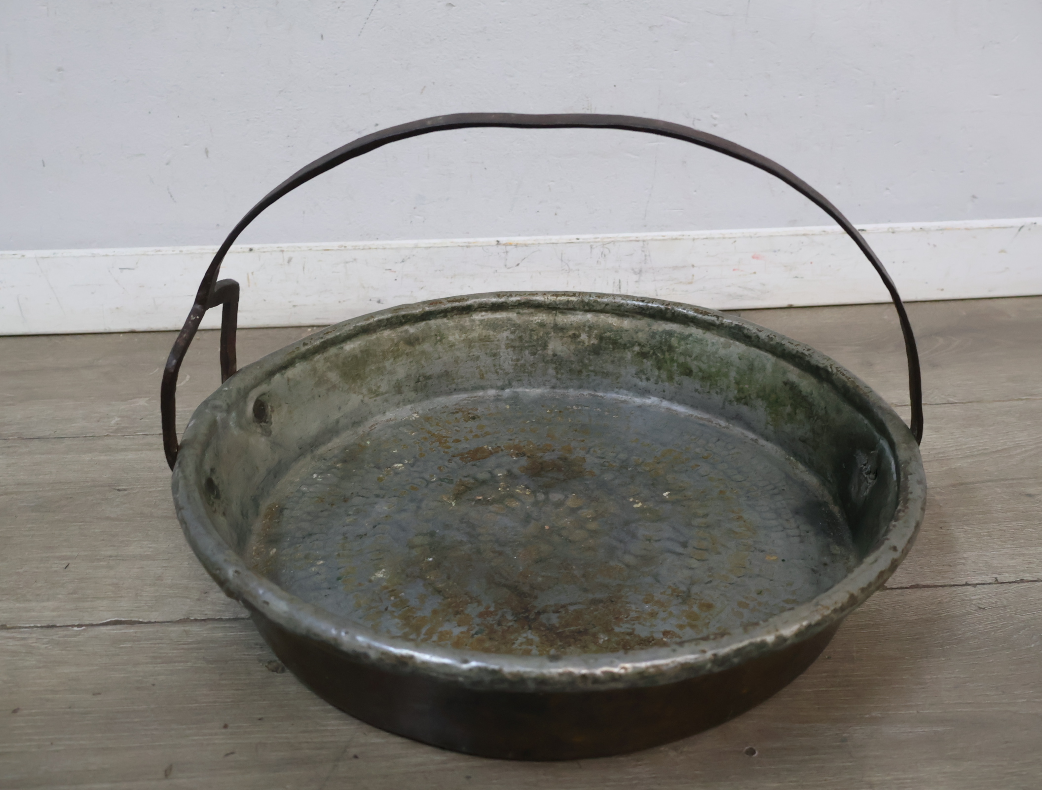 Metalen ronde bak met handvat – foto 3 – kavel bij GSD Auctions, Zoeterwoude