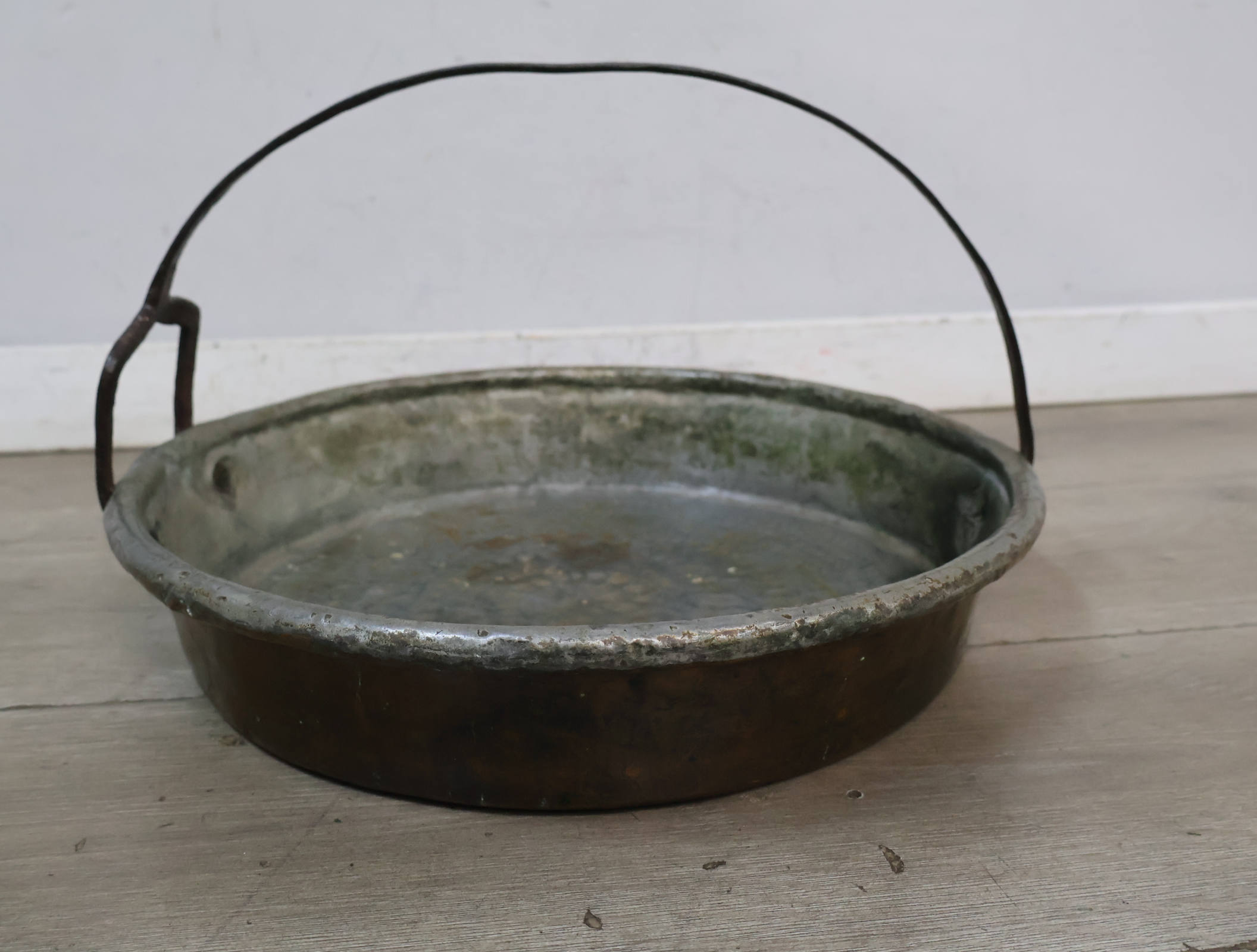Metalen ronde bak met handvat – foto 4 – kavel bij GSD Auctions, Zoeterwoude