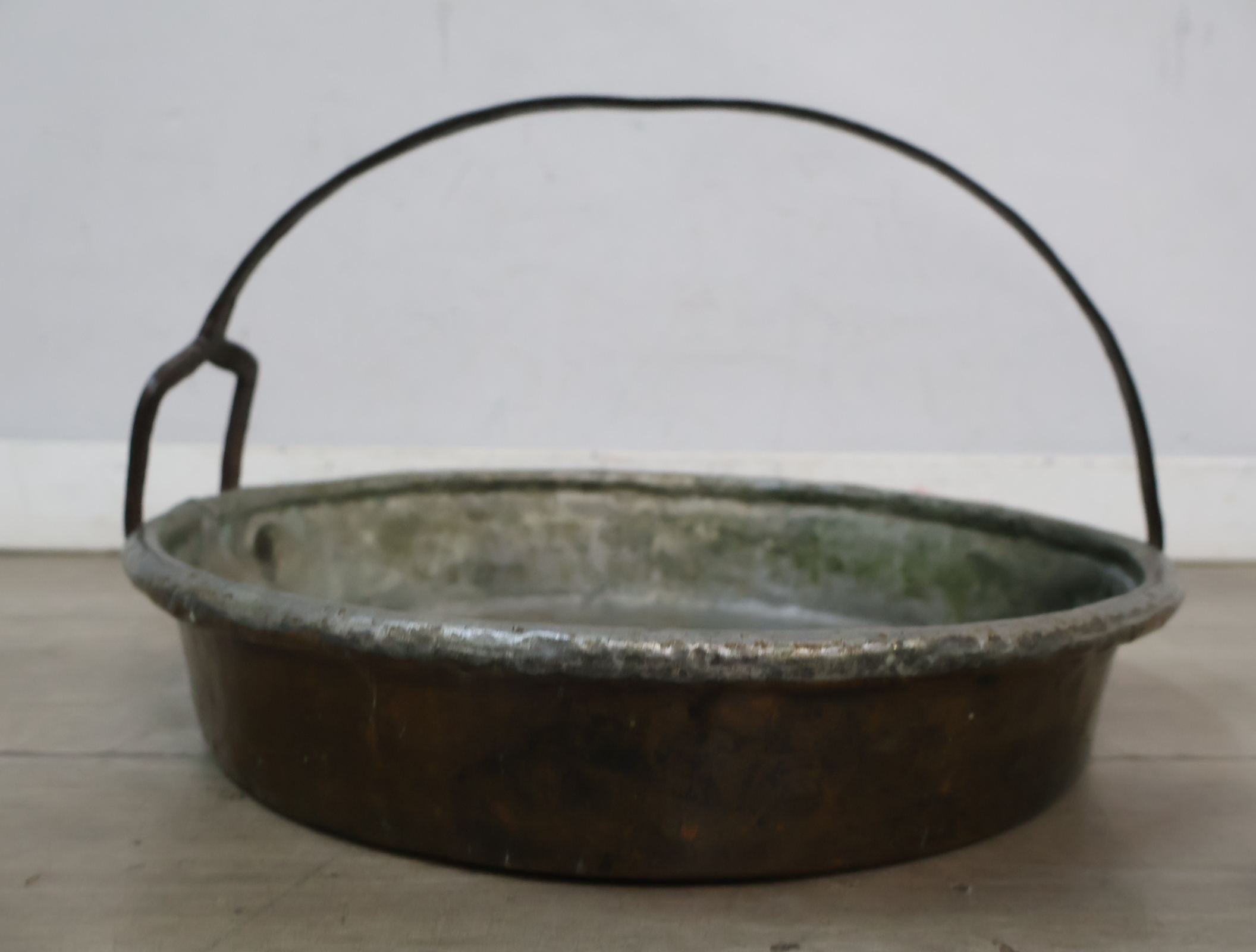 Metalen ronde bak met handvat – foto 5 – kavel bij GSD Auctions, Zoeterwoude