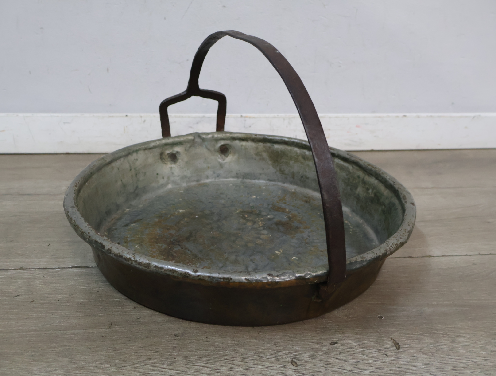 Metalen ronde bak met handvat – foto 6 – kavel bij GSD Auctions, Zoeterwoude