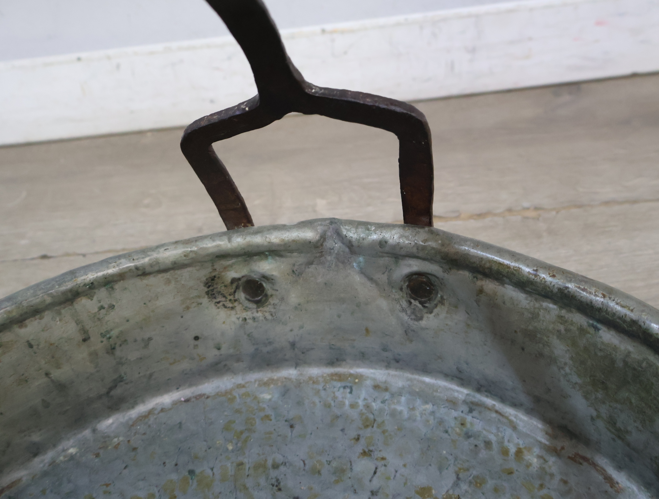 Metalen ronde bak met handvat – foto 7 – kavel bij GSD Auctions, Zoeterwoude