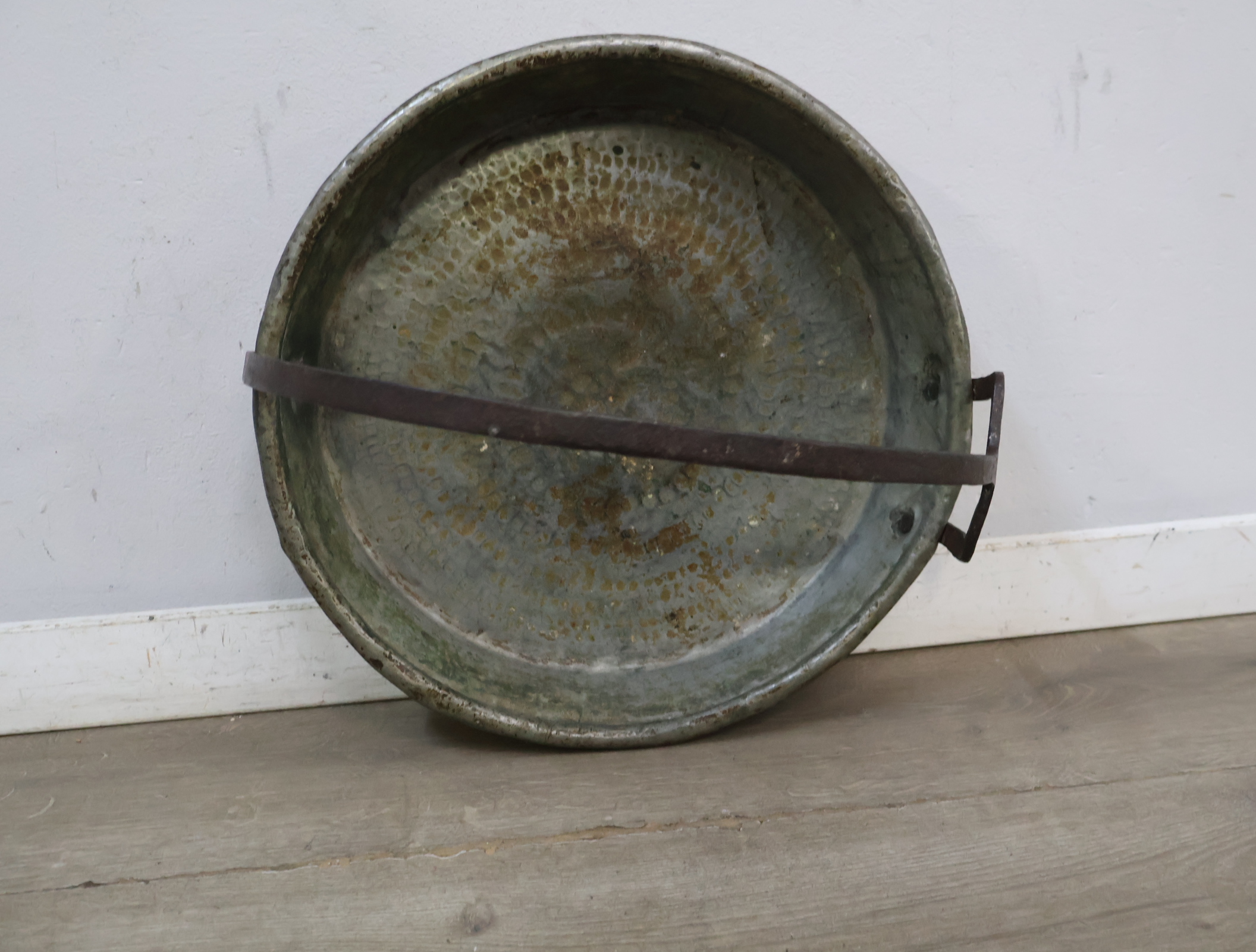 Metalen ronde bak met handvat – foto 8 – kavel bij GSD Auctions, Zoeterwoude