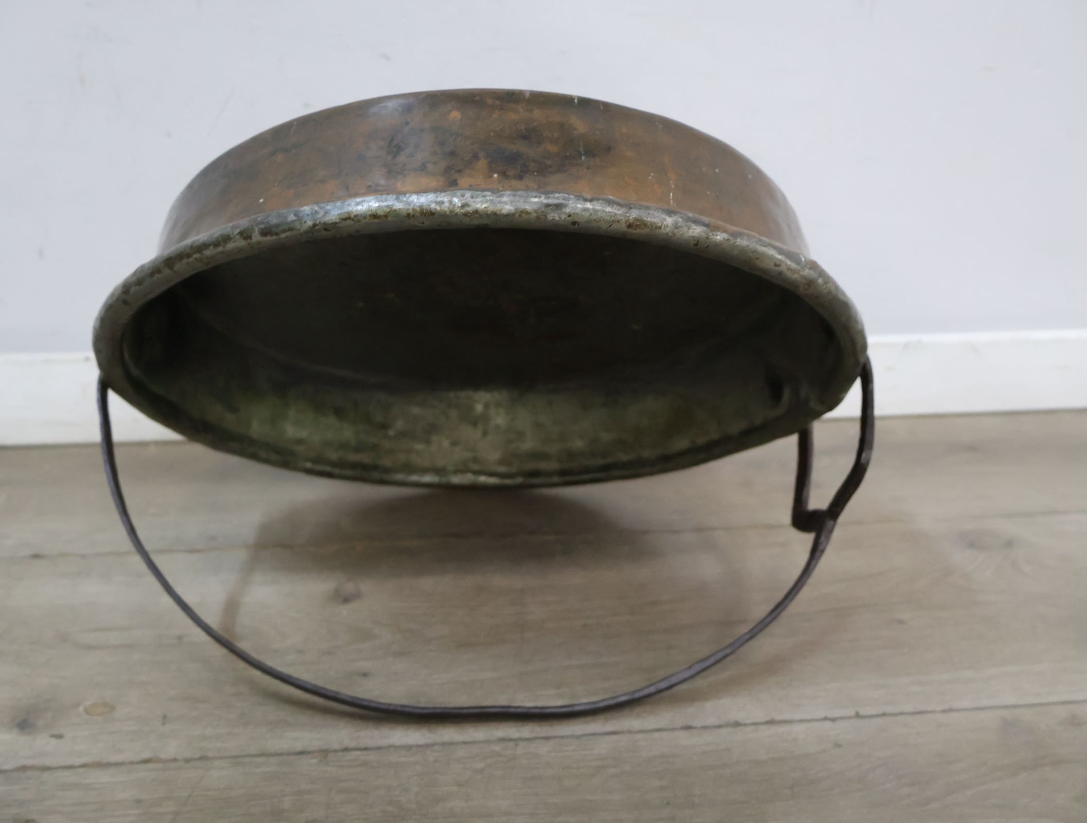 Metalen ronde bak met handvat – foto 9 – kavel bij GSD Auctions, Zoeterwoude