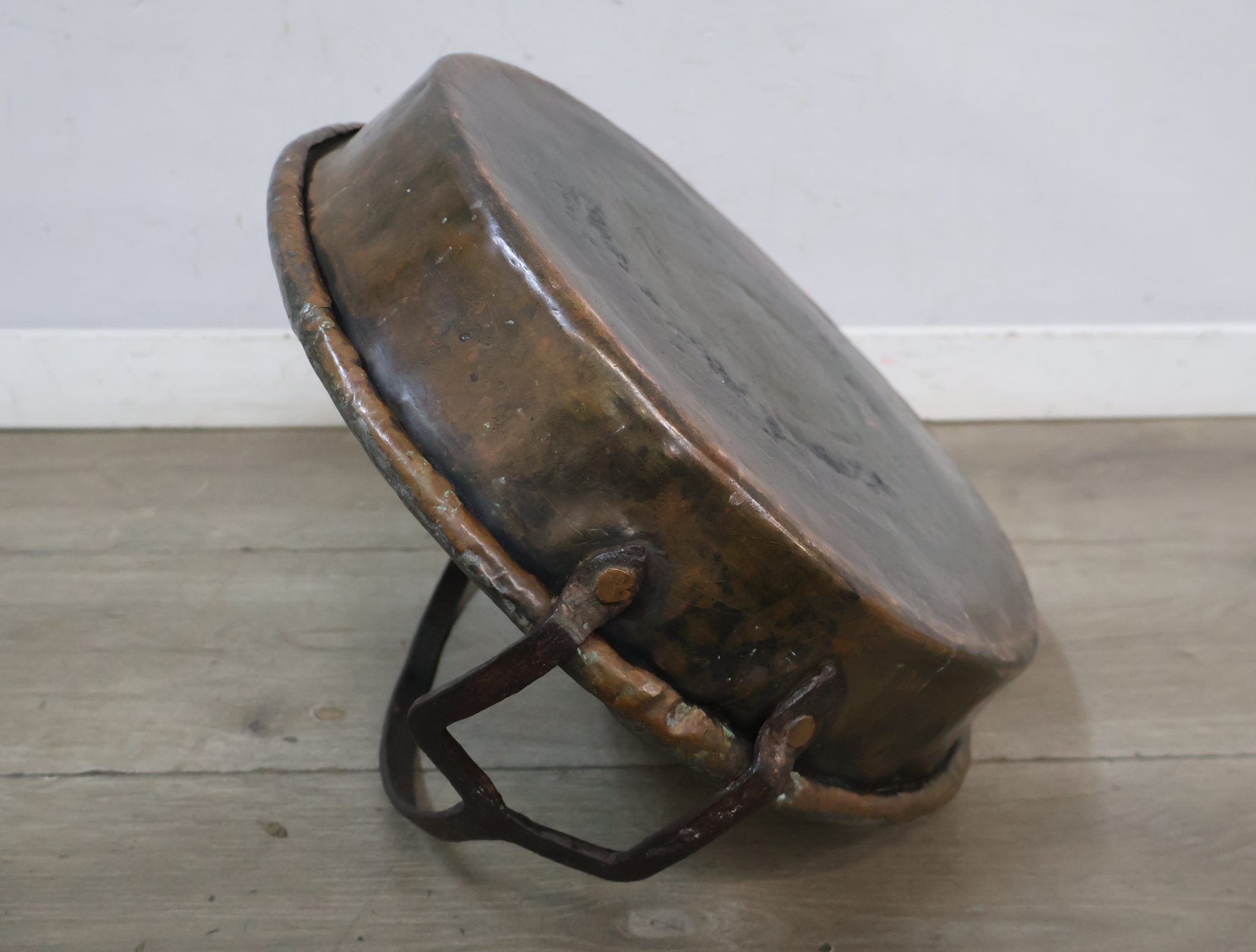 Metalen ronde bak met handvat – foto 10 – kavel bij GSD Auctions, Zoeterwoude